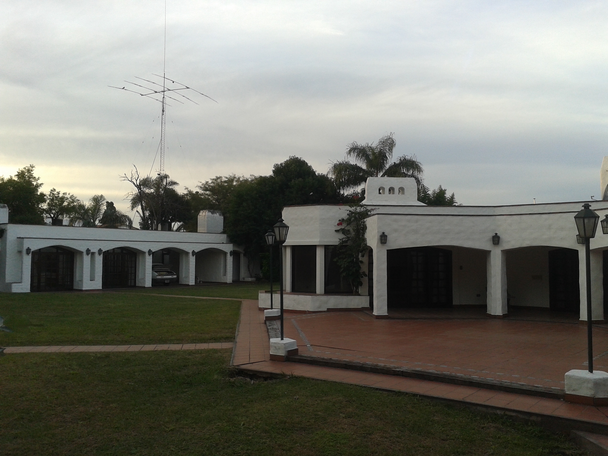 SE VENDE propiedad corazón de manzana en barrio centenario 2000m2
