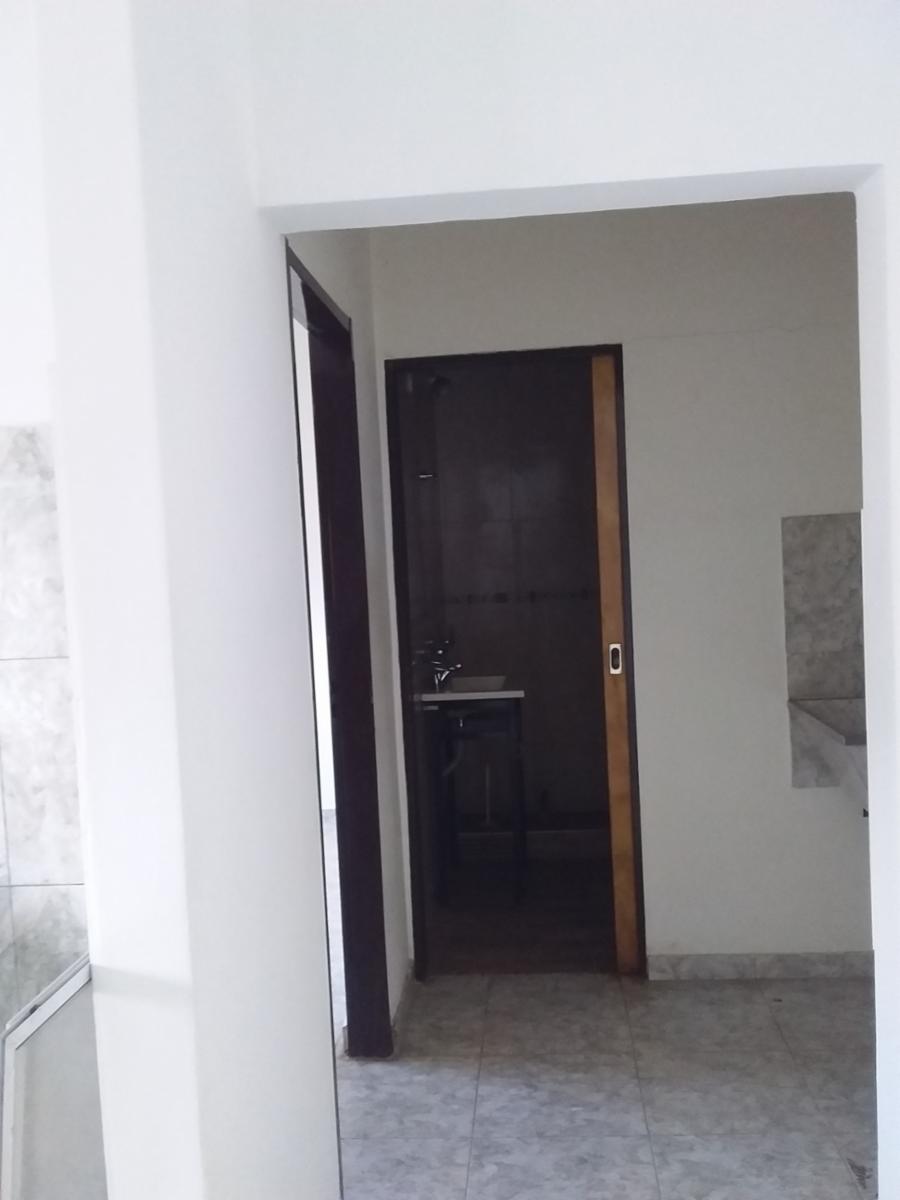 SE ALQUILA DEPARTAMENTO DE 2 AMBIENTES CON PATIO EN CASTELAR SUR — foto 4