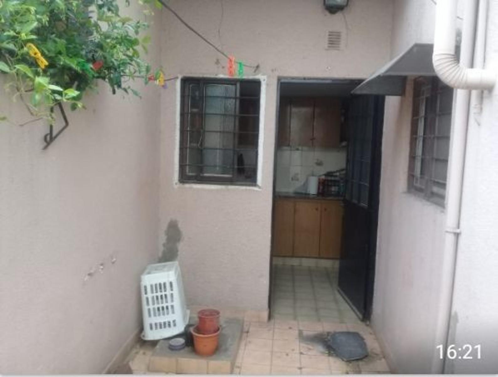 SE PH AL FRENTE DE 3 AMBIENTES CON PATIO EN CASTELAR NORTE — foto 6