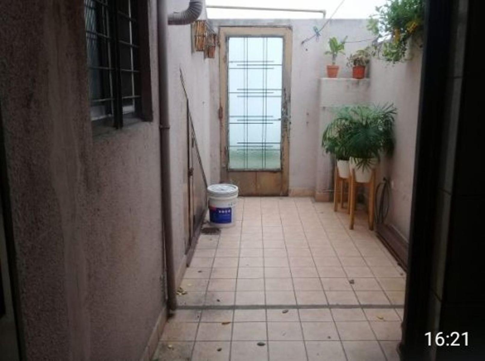 SE PH AL FRENTE DE 3 AMBIENTES CON PATIO EN CASTELAR NORTE — foto 9