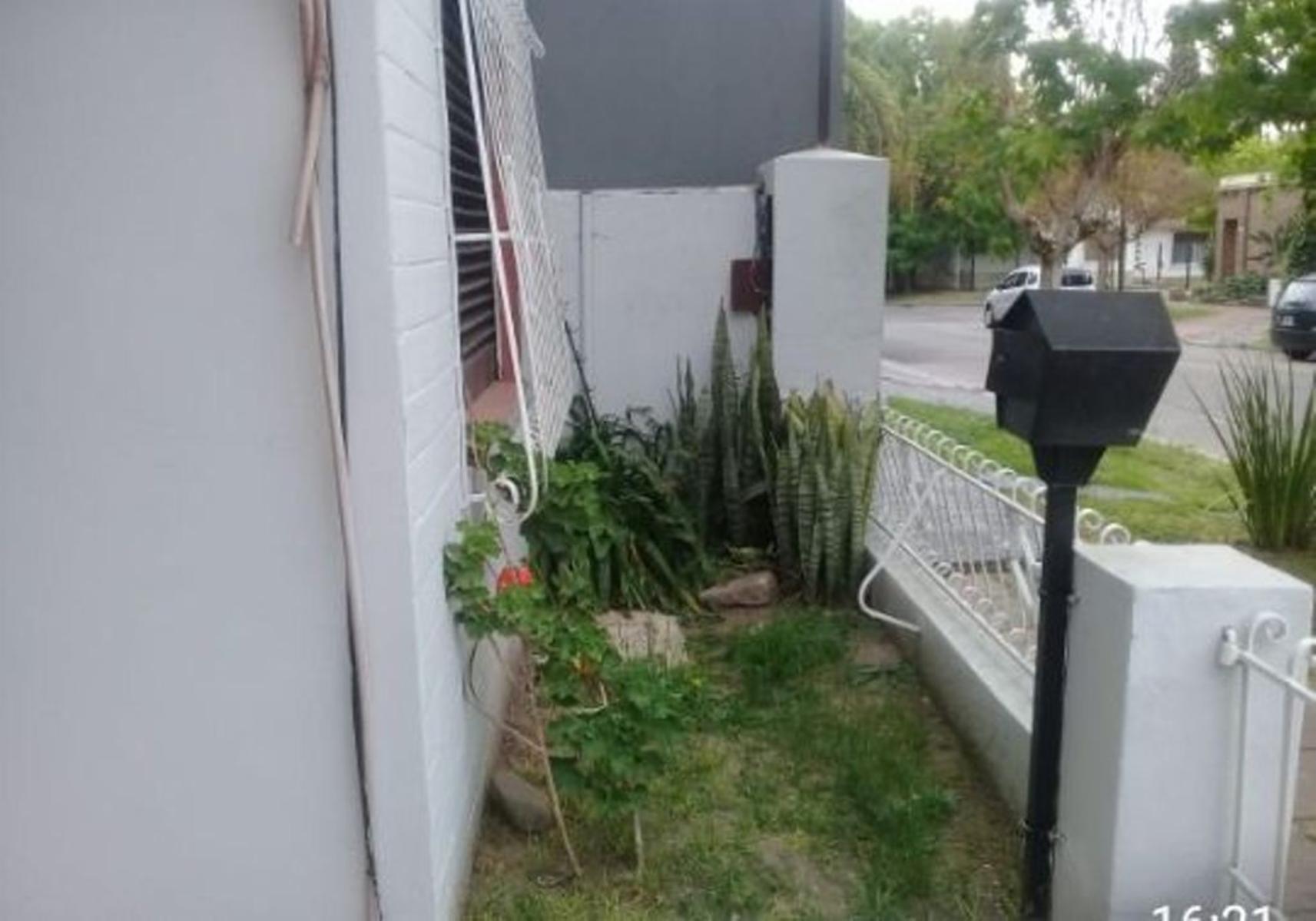 SE PH AL FRENTE DE 3 AMBIENTES CON PATIO EN CASTELAR NORTE — foto 10