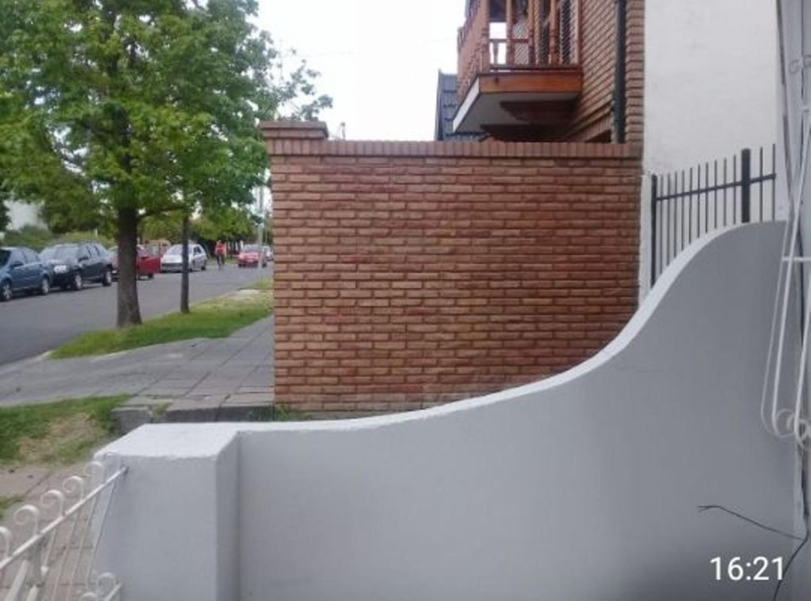 SE PH AL FRENTE DE 3 AMBIENTES CON PATIO EN CASTELAR NORTE — foto 12
