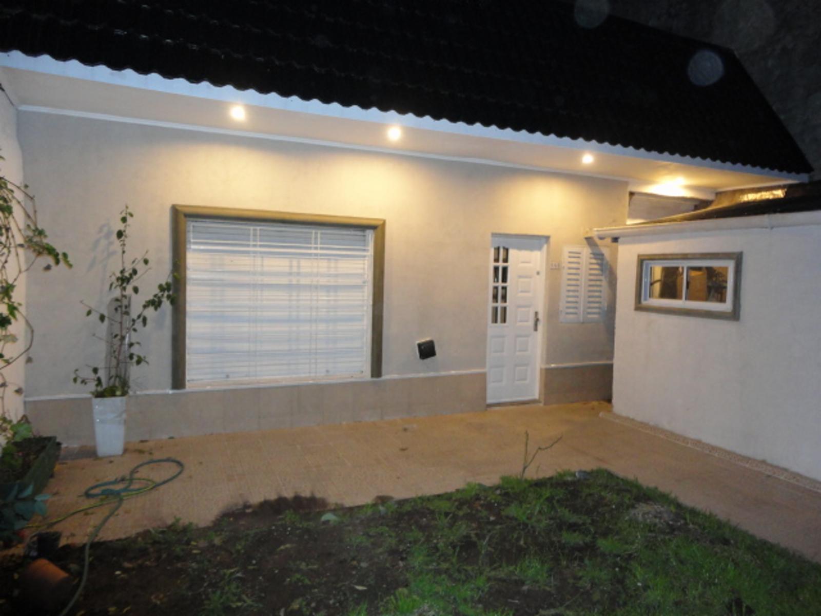 Casa 2 dormitorios con jardin y cochera - Alvarez Thomas 600 - Lomas