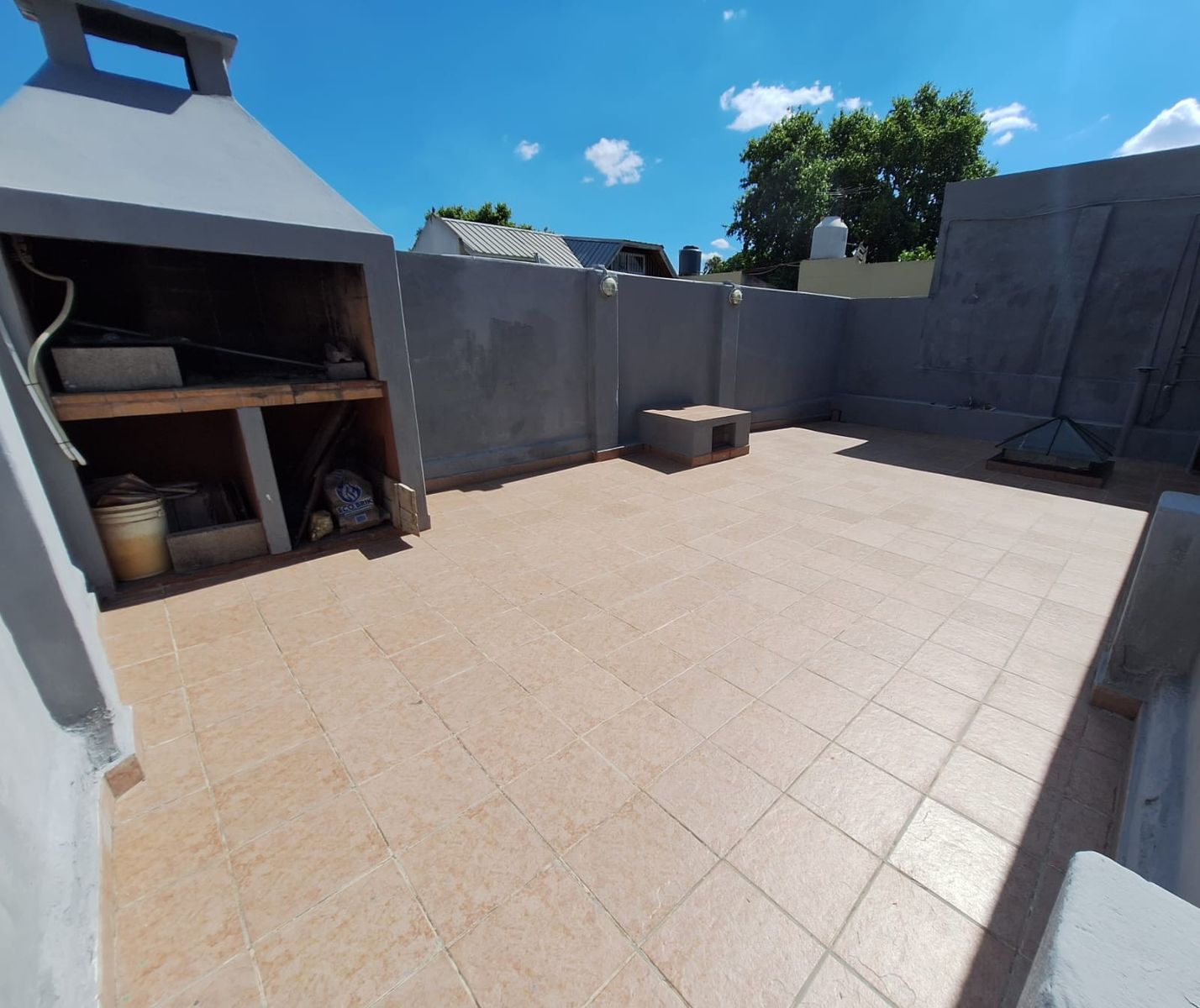 Hermoso PH en venta. Dos dormitorios, patio y terraza con quincho yparrilla. A cuadras de Las Lomitas.