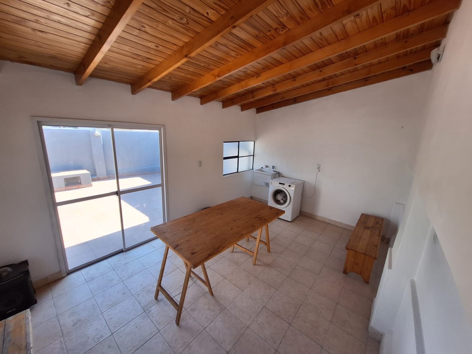 Hermoso PH en venta. Dos dormitorios, patio y terraza con quincho yparrilla. A cuadras de Las Lomitas. — foto 2