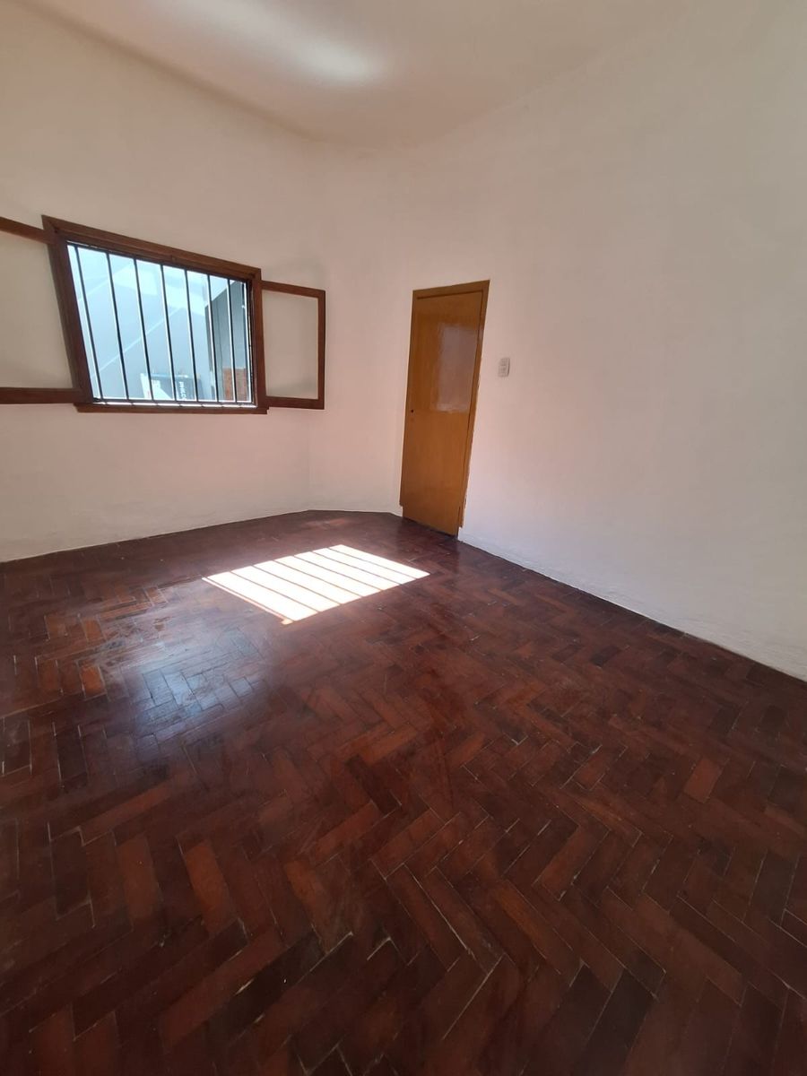 Hermoso PH en venta. Dos dormitorios, patio y terraza con quincho yparrilla. A cuadras de Las Lomitas. — foto 3