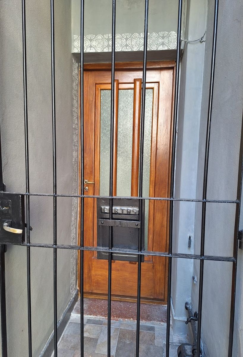 Hermoso PH en venta. Dos dormitorios, patio y terraza con quincho yparrilla. A cuadras de Las Lomitas. — foto 9