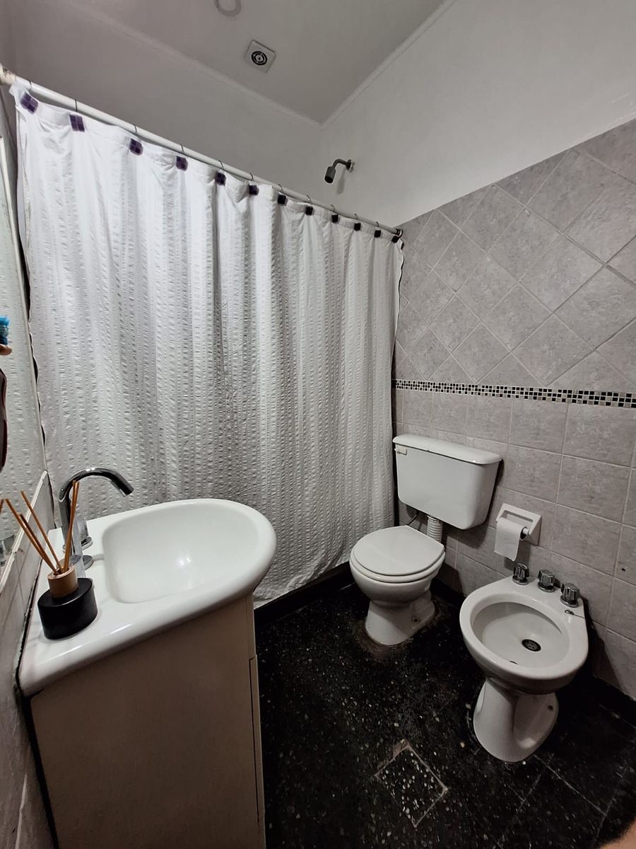 Hermoso PH en venta. Dos dormitorios, patio y terraza con quincho yparrilla. A cuadras de Las Lomitas. — foto 11