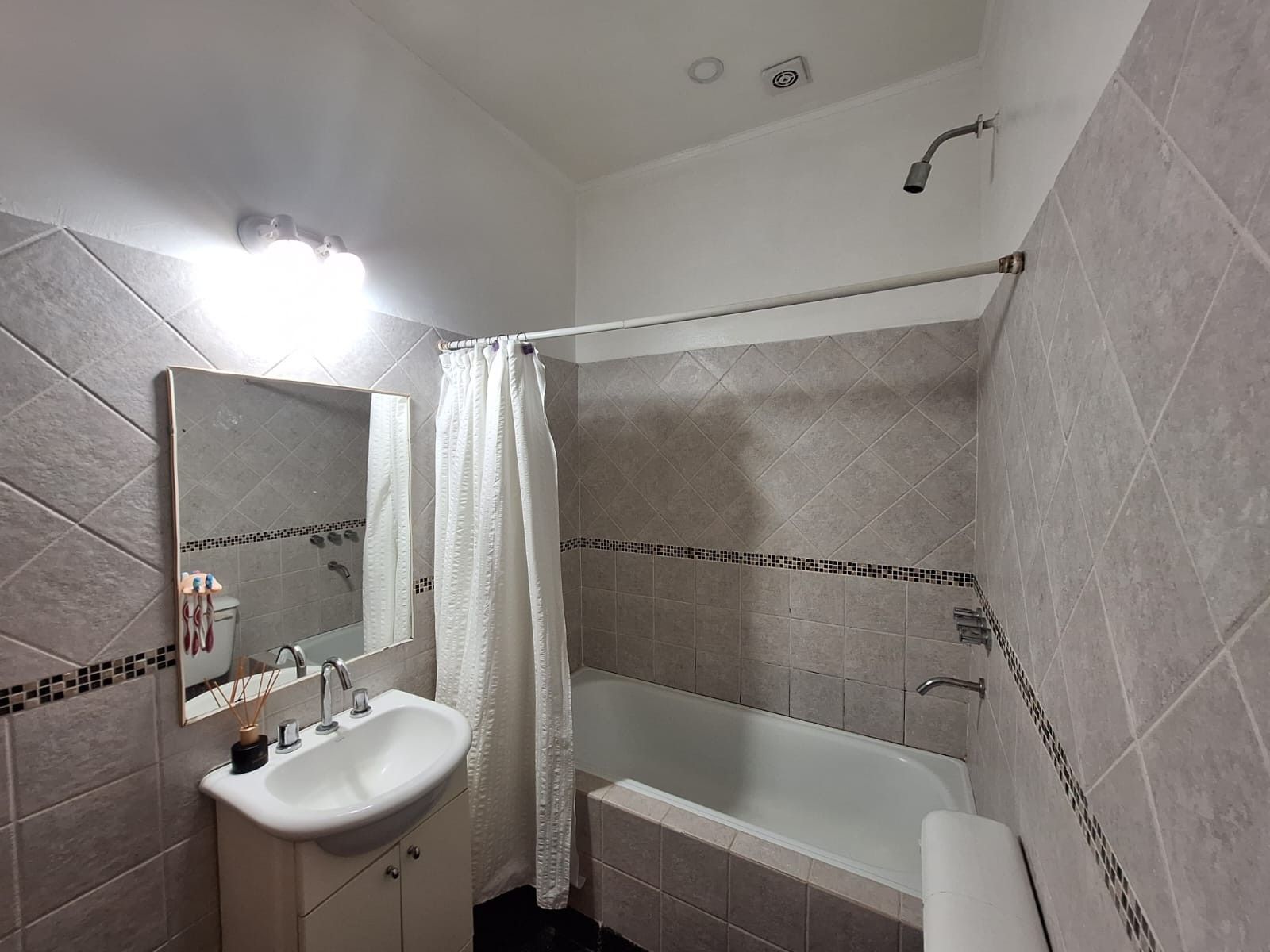 Hermoso PH en venta. Dos dormitorios, patio y terraza con quincho yparrilla. A cuadras de Las Lomitas. — foto 12