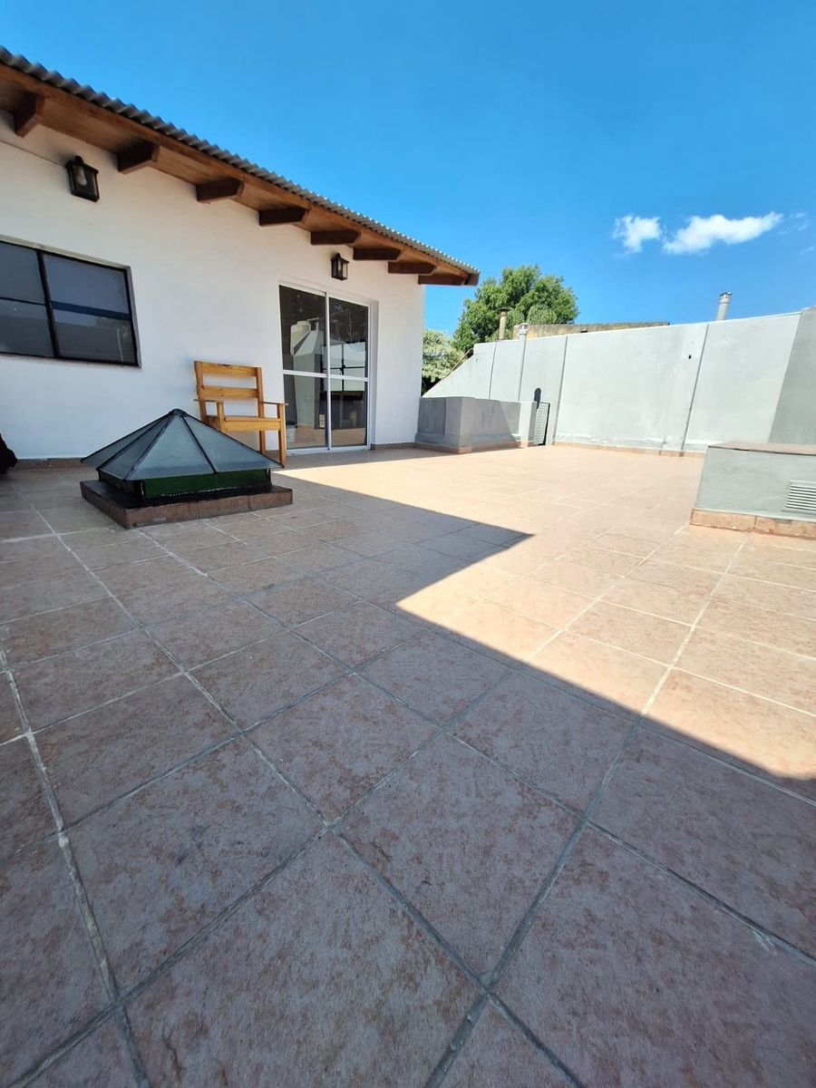 Hermoso PH en venta. Dos dormitorios, patio y terraza con quincho yparrilla. A cuadras de Las Lomitas. — foto 13