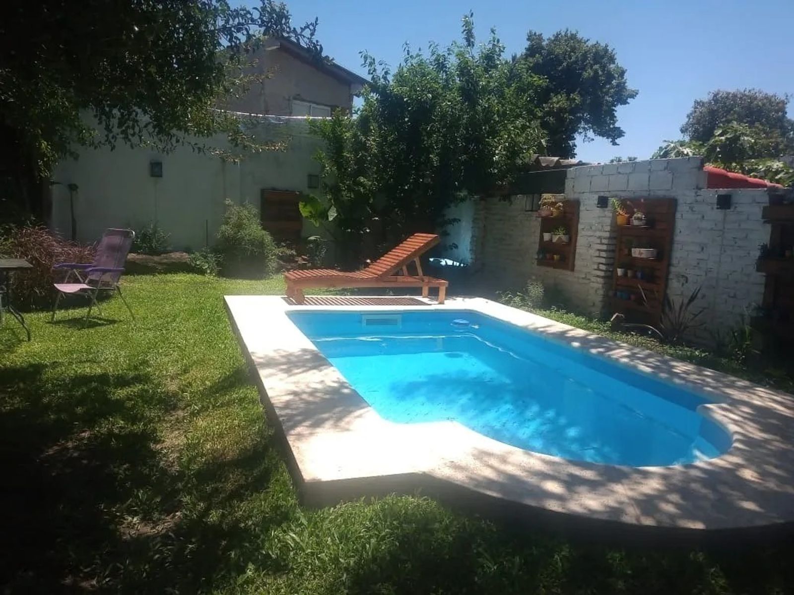 Linda casa en venta con dos dormitorios, parque, parrilla y piscinaLomas de Zamora