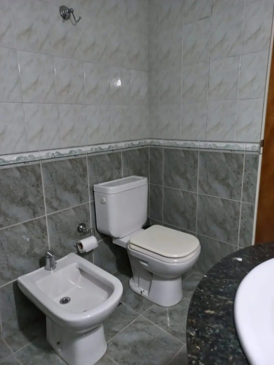 Linda casa en venta con dos dormitorios, parque, parrilla y piscinaLomas de Zamora — foto 3