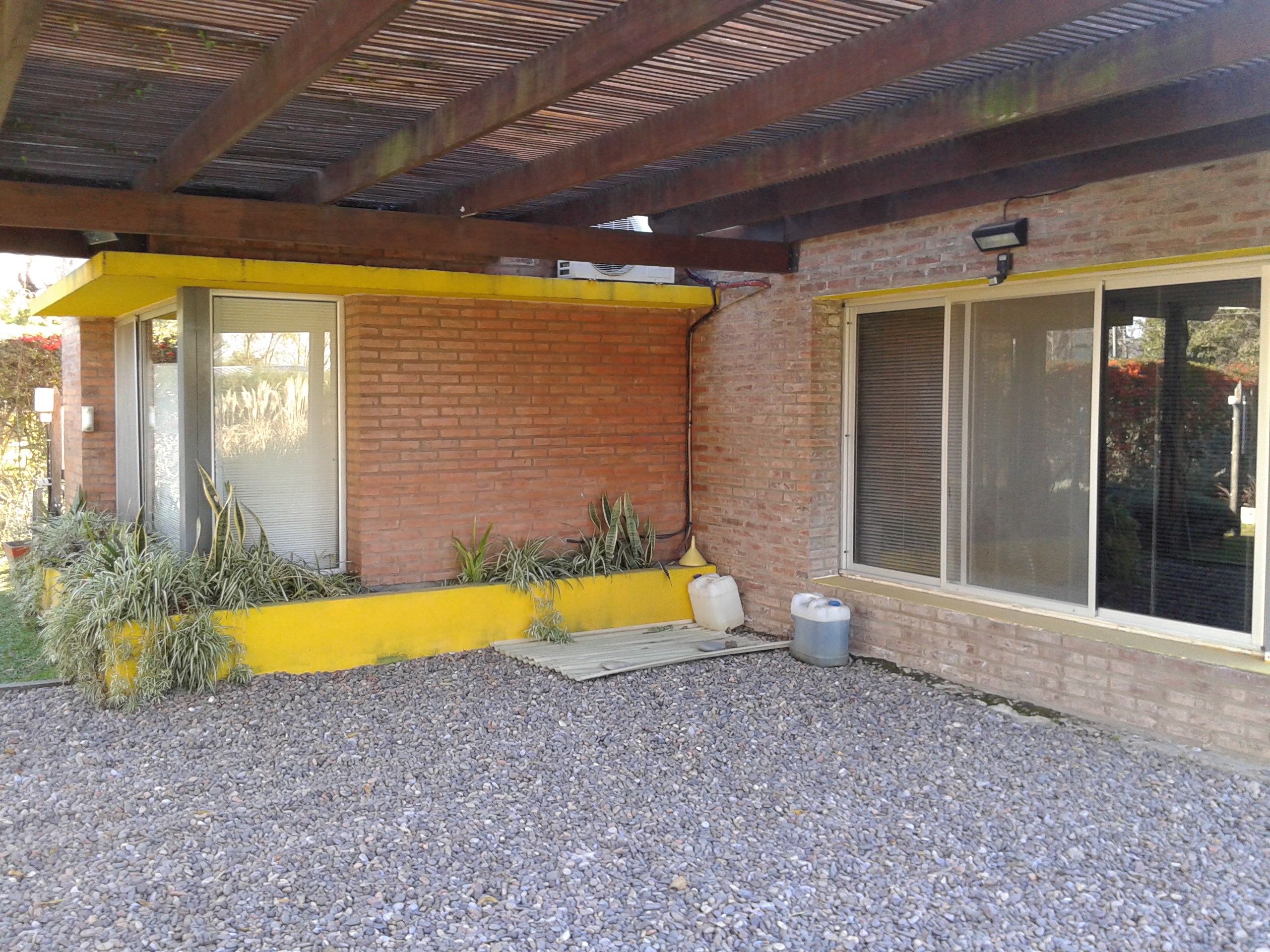 HERMOSA CASA CON AMPLIO PARQUE EN IBARLUCEA- se acepta departamento como parte de pago