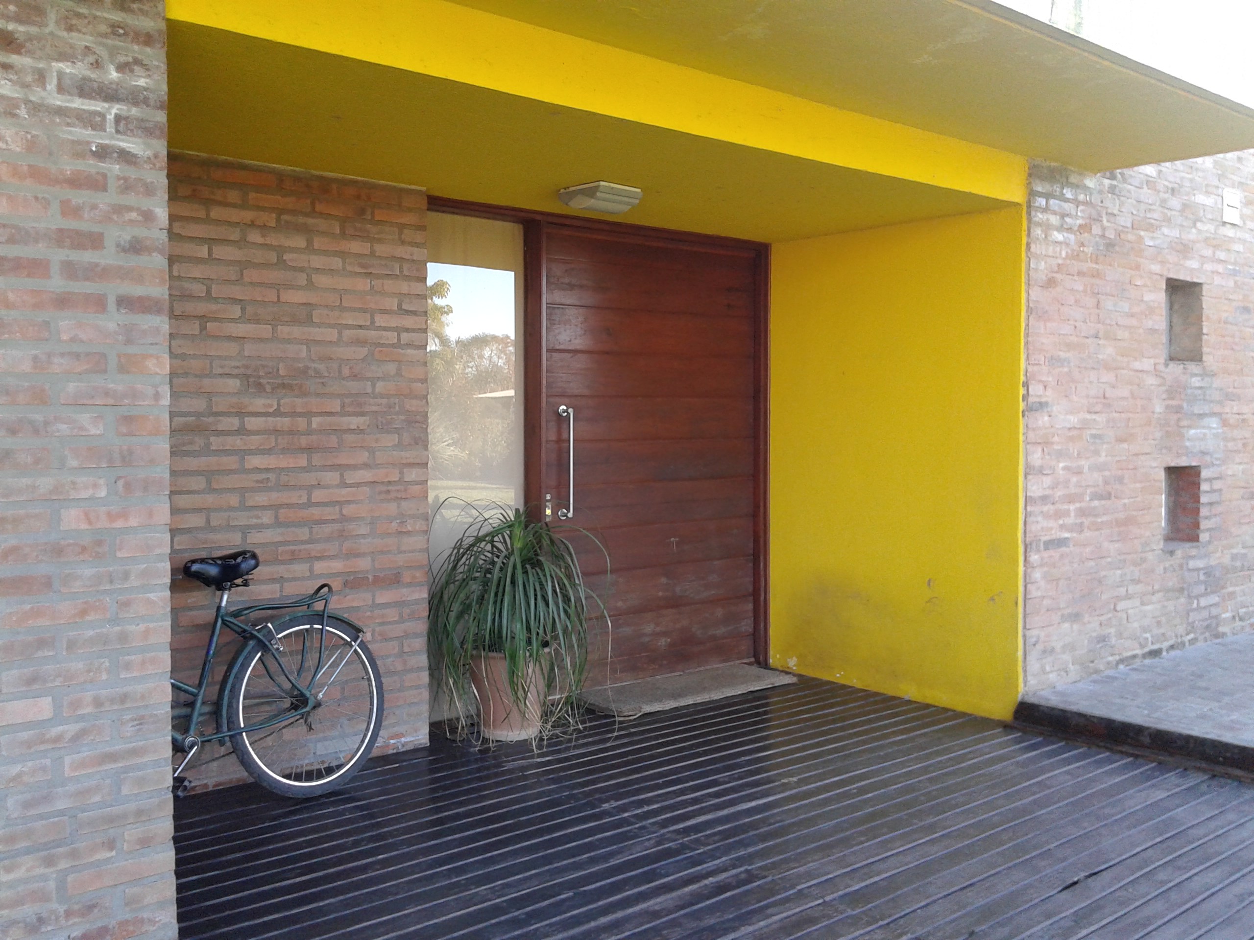HERMOSA CASA CON AMPLIO PARQUE EN IBARLUCEA- se acepta departamento como parte de pago — foto 3