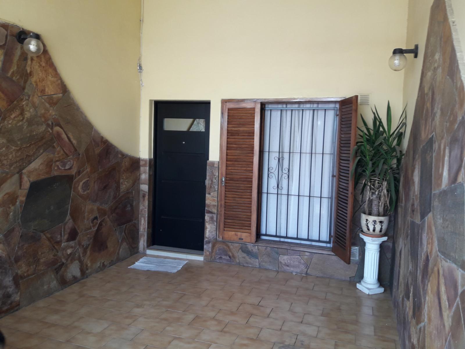 CASA DOS DORMITORIOS CON GARAGE Y QUINCHO — foto 2