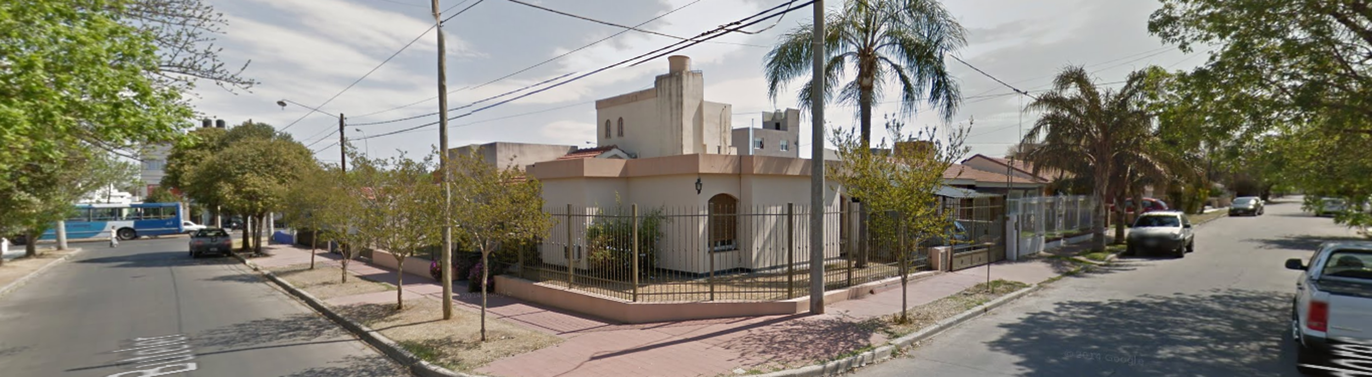 Casa esquina de 3 dormitorios + 2 deptos en venta – Bº Alejandro Centeno