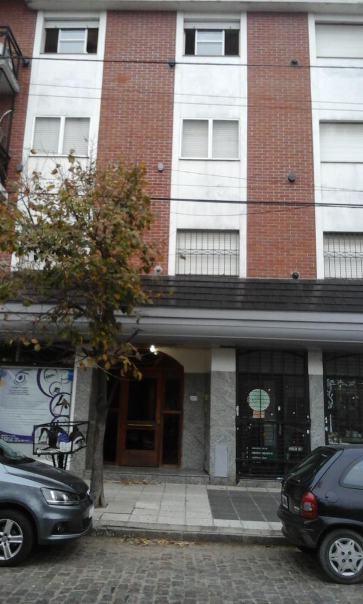 HERMOSO DEP.AL CFTE. DE 3 AMB. MUY AMPLIO.-FRENTE ESTACION. APTO PROFESIONAL.