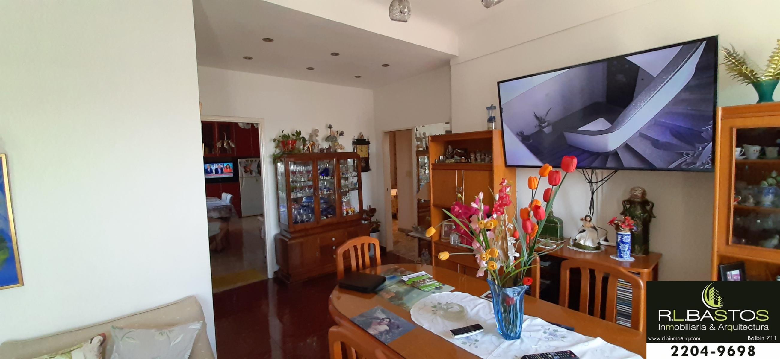 HERMOSO DEPTO DE 3 AMBIENTES AMPLIOS CON TERRAZA Y BAULERA. EXCELENTE UNIDAD SOBRE AVENIDA PRINCIPAL — foto 3