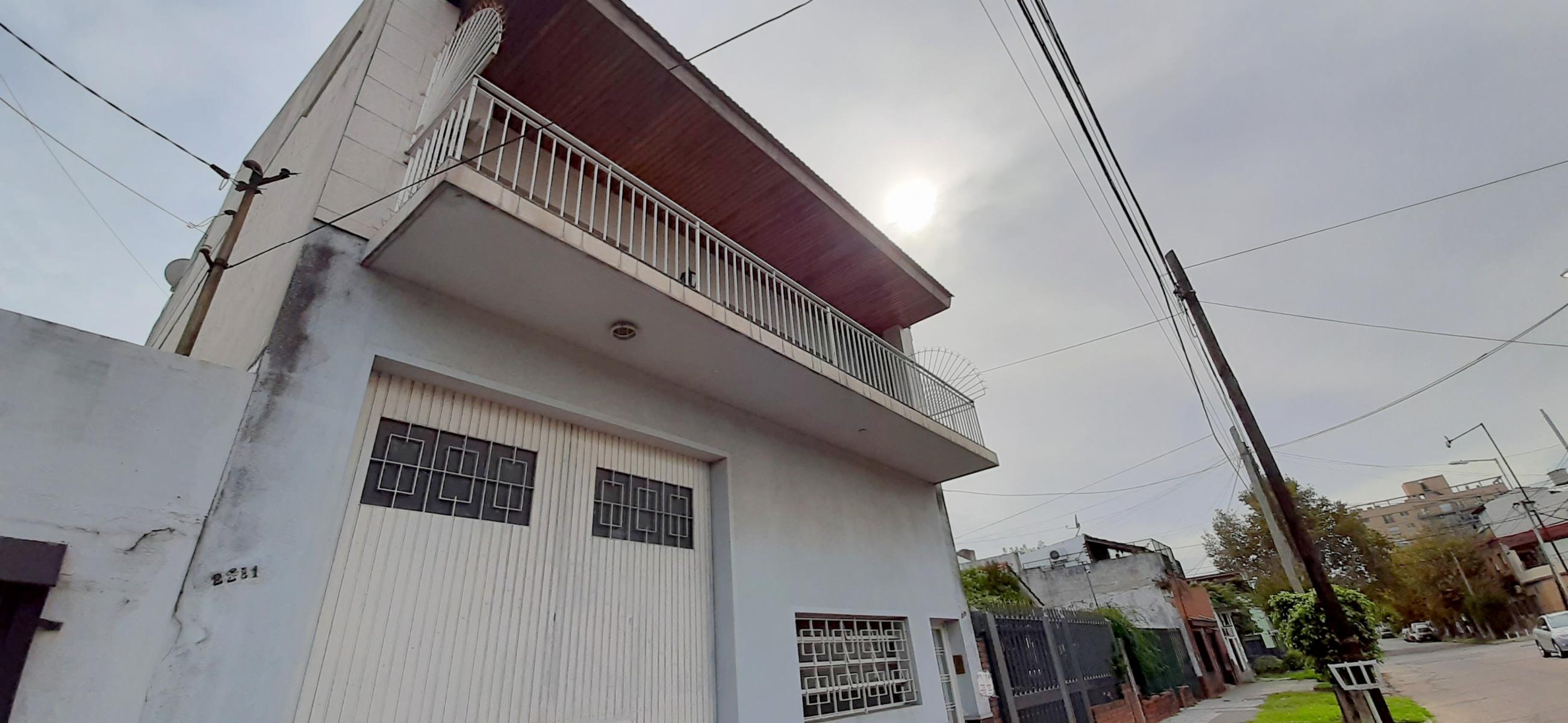 HERMOSA CASA DE ESTILO CON QUINCHO AMPLIO Y GALPON EN PLANTA BAJA EXCELENTE LOTE DE 8.66 X 45 METROS