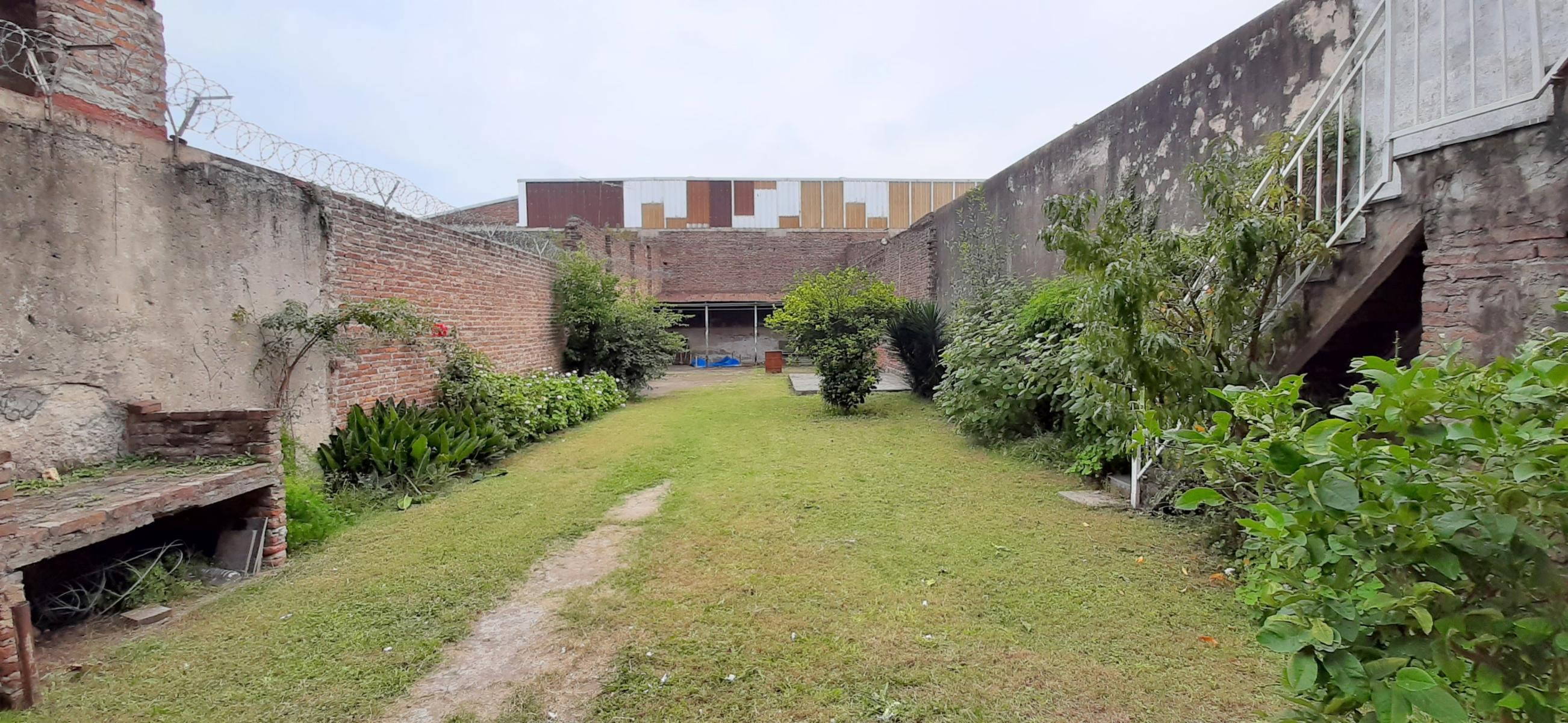 HERMOSA CASA DE ESTILO CON QUINCHO AMPLIO Y GALPON EN PLANTA BAJA EXCELENTE LOTE DE 8.66 X 45 METROS — foto 2