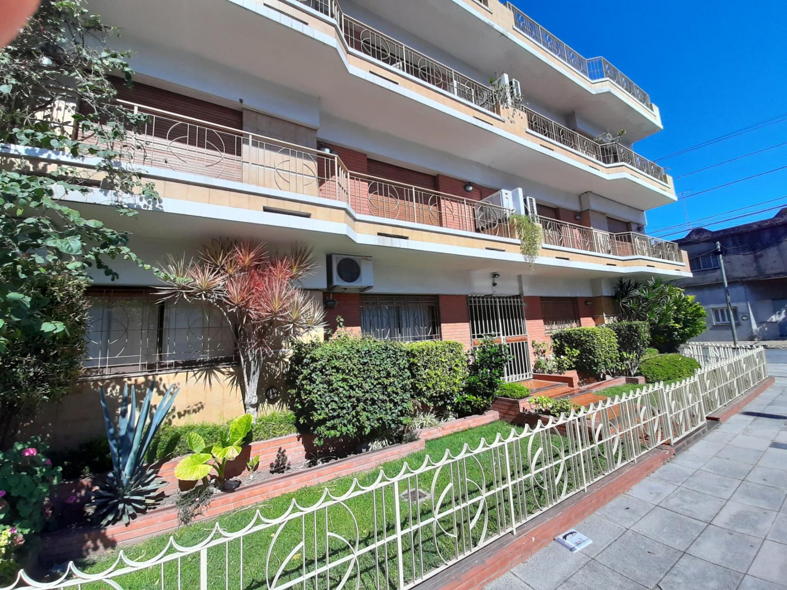 HERMOSO DEPTO DE 3 AMB EN PLANTA BAJA CON PATIO Y TERRAZA — foto 2