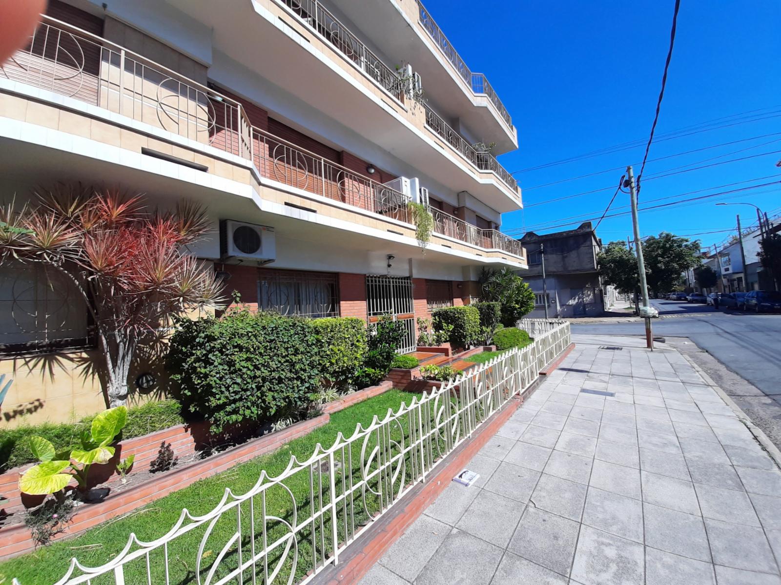 HERMOSO DEPTO DE 3 AMB EN PLANTA BAJA CON PATIO Y TERRAZA — foto 3