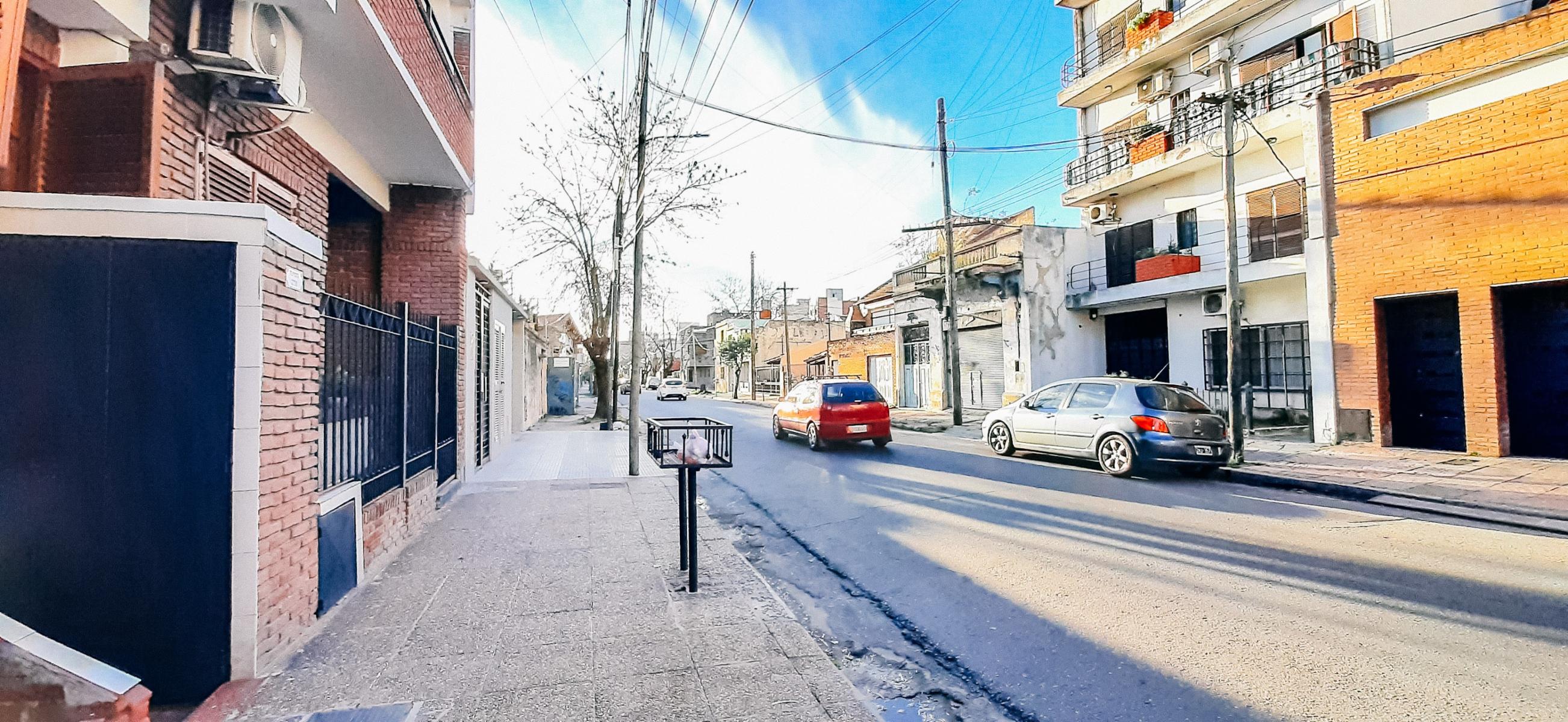 HERMOSO DEPTO DE 3 AMB CON AMPLIA TERRAZA Y BALCON AL FRENTE CORRIDO EN VALENTIN ALSINA — foto 4