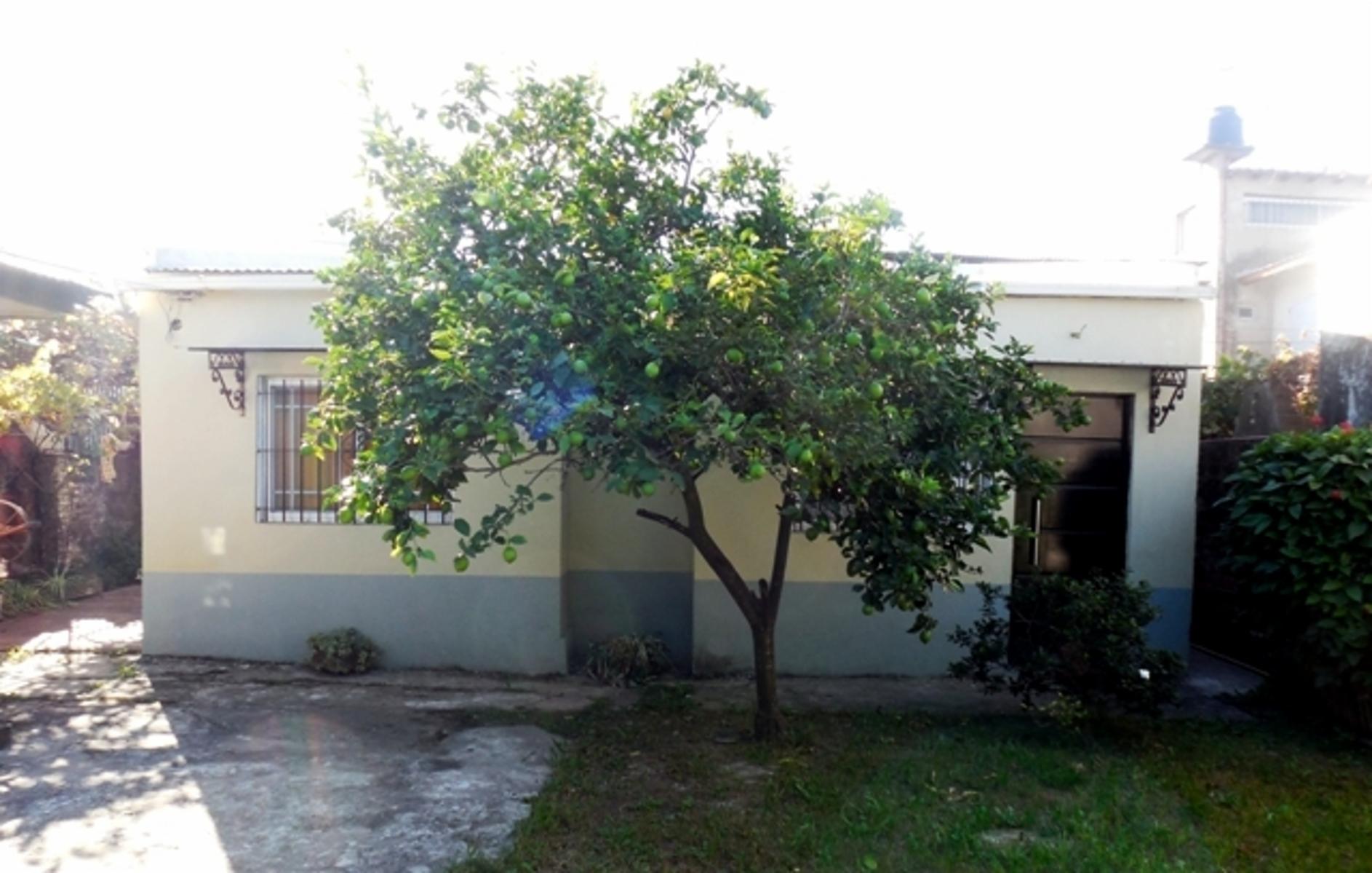 FONROUGE 1872 CASA DESARROLLADA SOBRE LOTE DE 12 X 18, Banfield