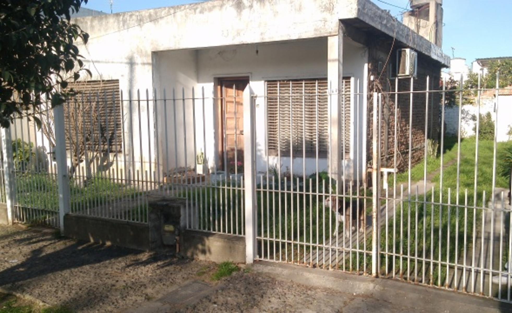 CASA SOBRE LOTE DE 10 X 20 DE 3 AMB NO APTA CREDITO