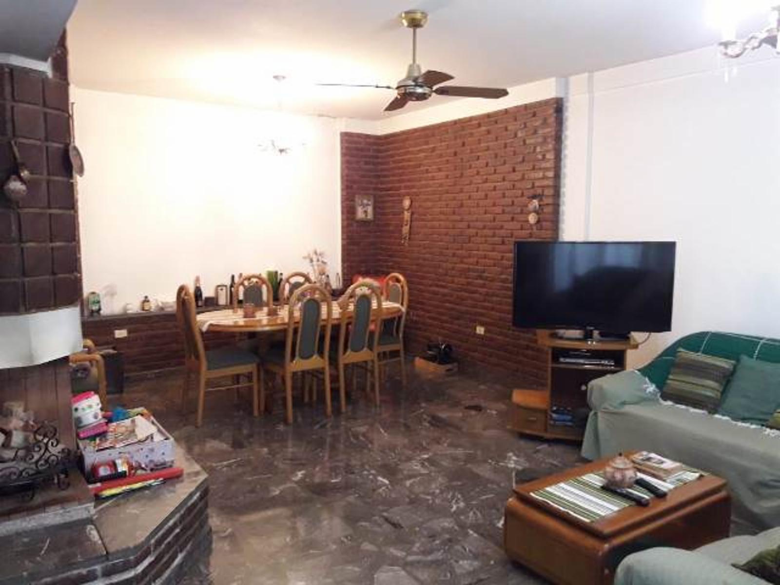 AMPLIA CASA DE 5 AMBIENTES EN MUY BUEN ESTADO EN IVAN FRANKO 3012 — foto 2