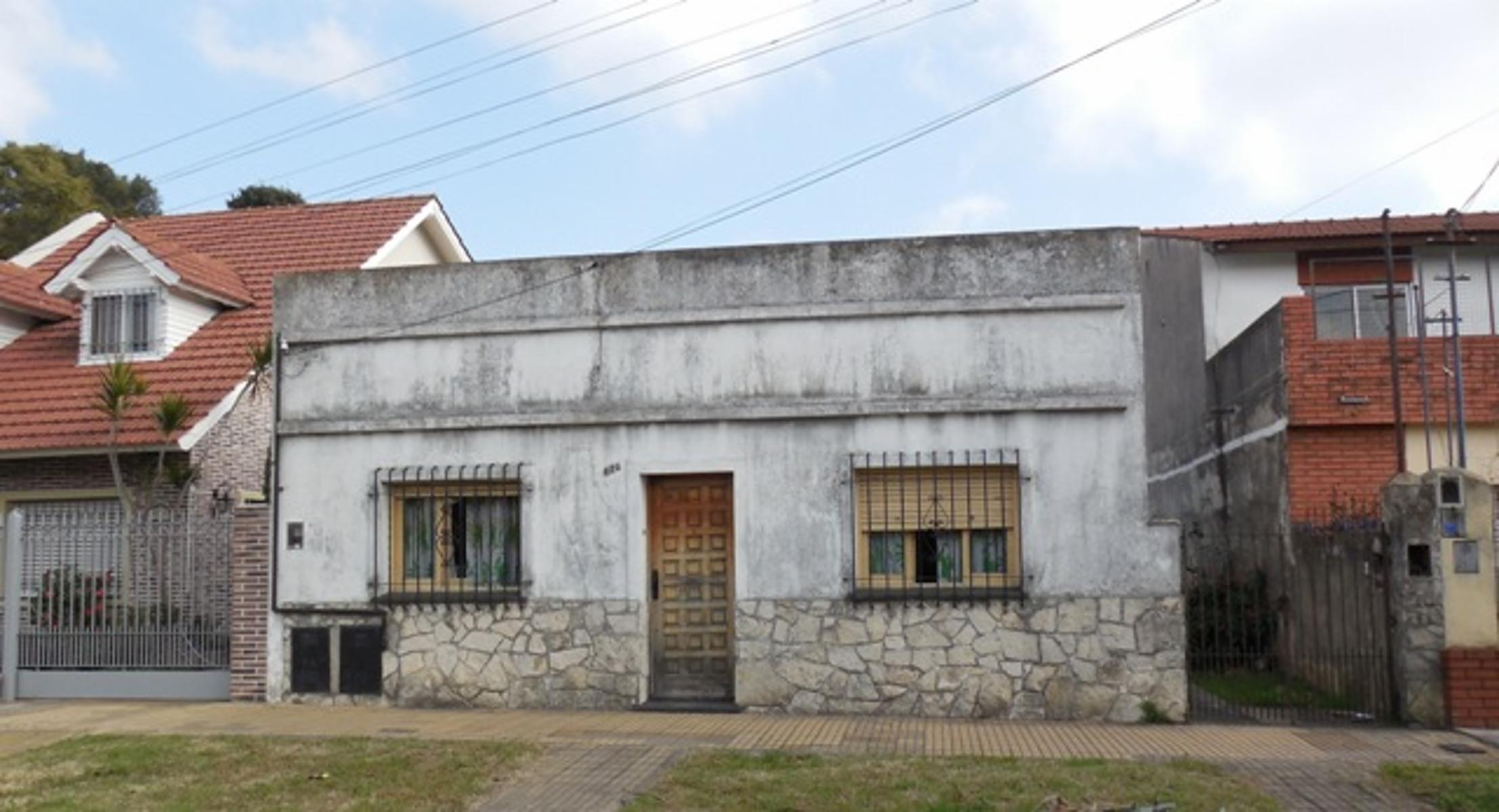 2 CASAS DESARROLLADAS SOBRE AMPLIO LOTE DE 8,66 X 42 DIAZ VELEZ AL 600