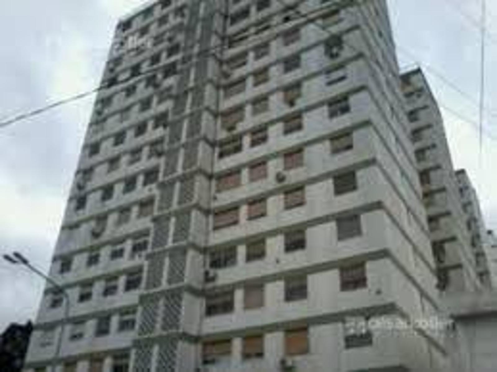 MUY BUEN DEPARTAMENTO DE 3 AMBIENTES EN TORRES 14 DE JULIO A METROS DE LA ESTACION