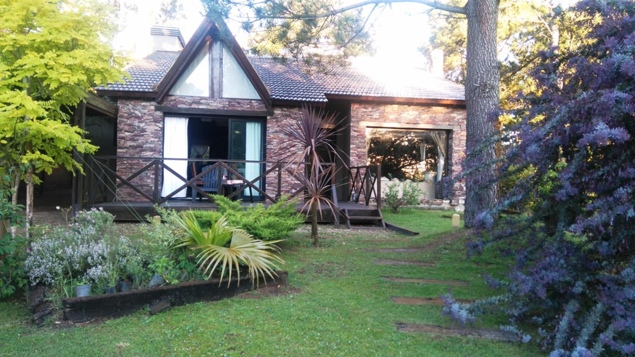 EXCELENTE CASA DE 4 AMBIENTES EN COSTA DEL ESTE