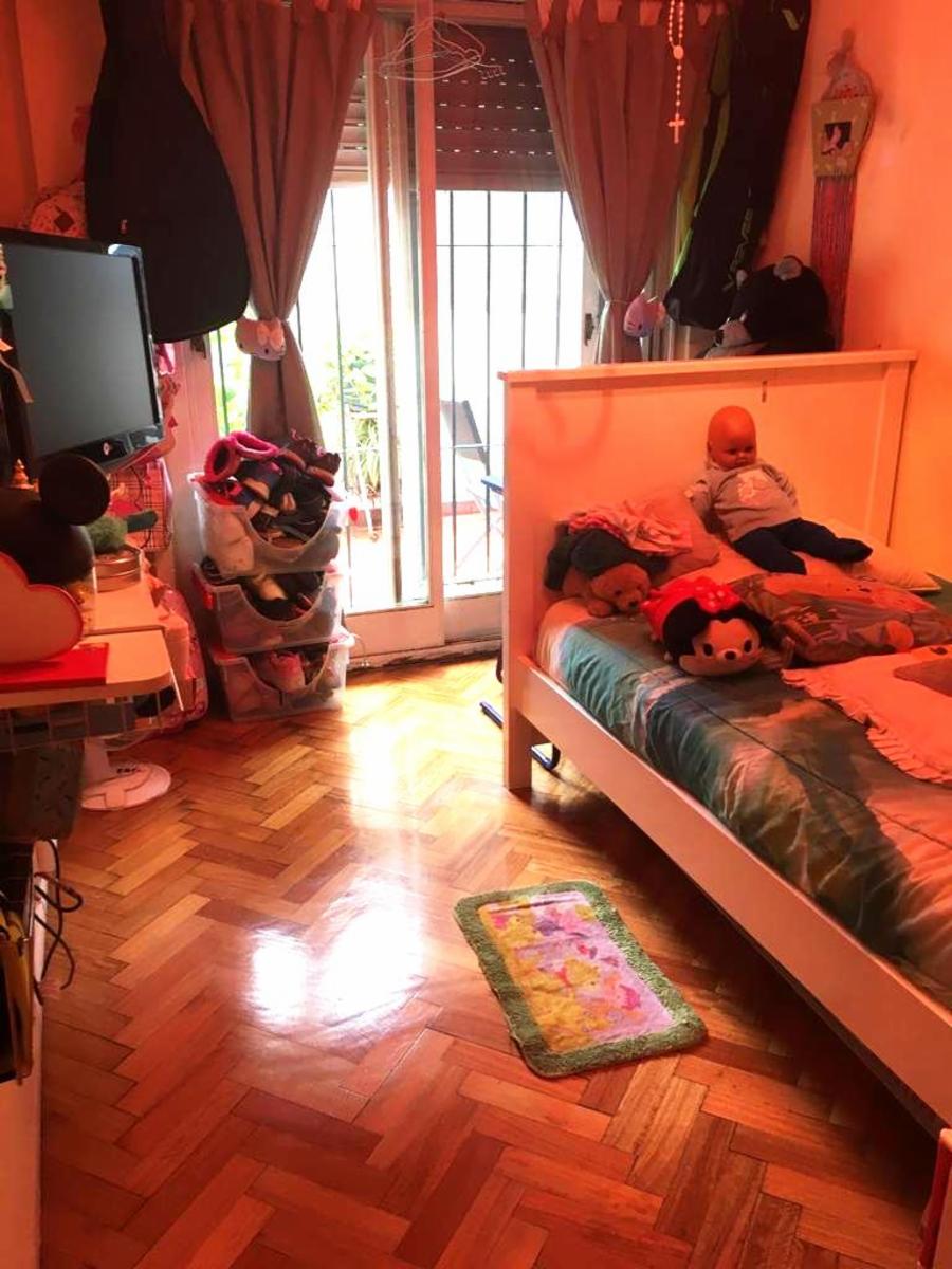 MUY BUEN DEPARTAMENTO DE 3 AMBIENTES CON COCHERA Y PATIO — foto 5