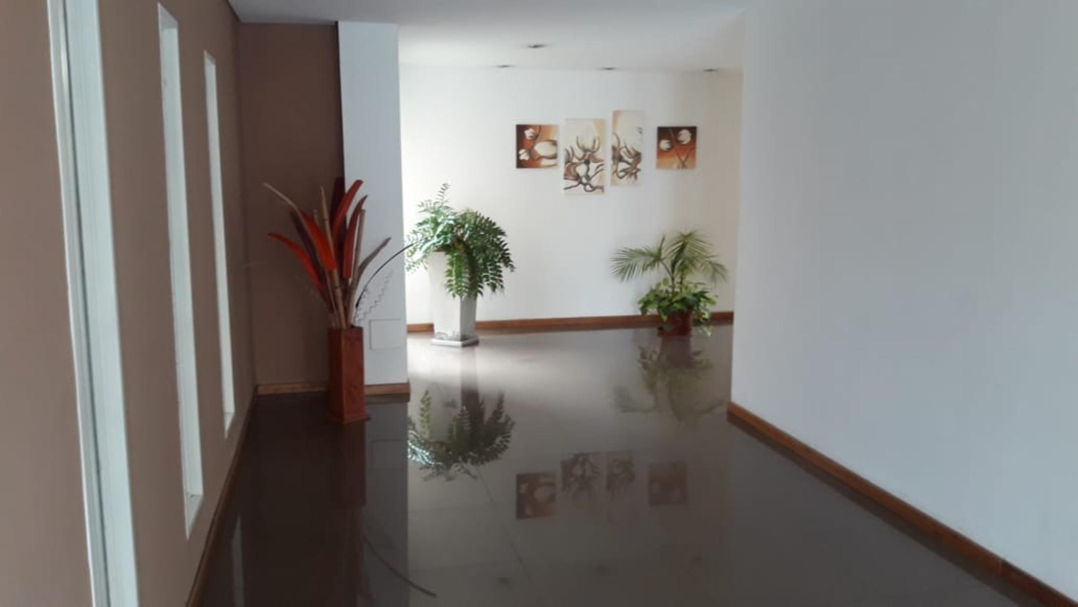 EXCELENTE DEPARTAMENTO DE 2 AMBIENTES CON PATIO EN SARANDI 420 — foto 2