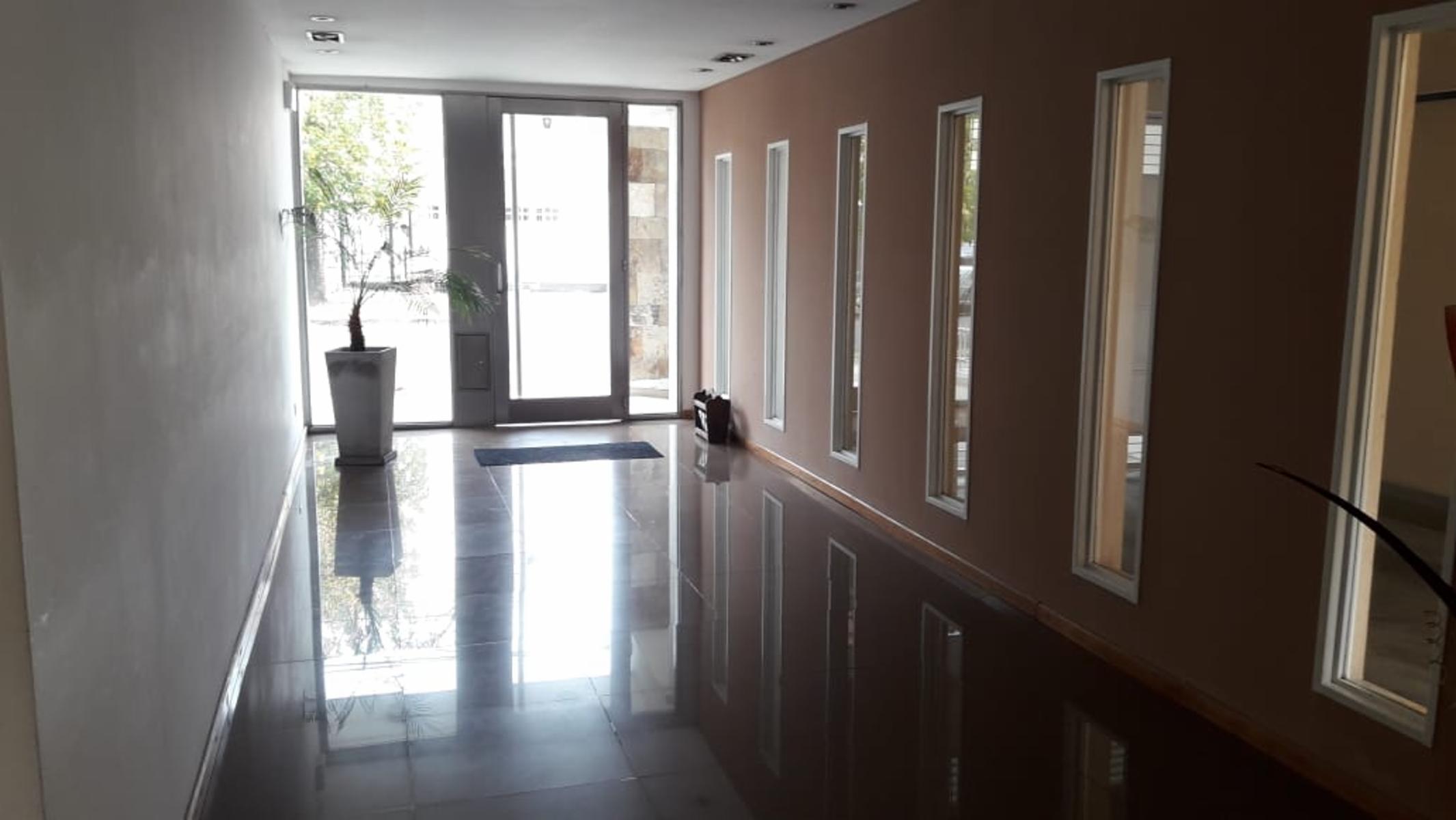 EXCELENTE DEPARTAMENTO DE 2 AMBIENTES CON PATIO EN SARANDI 420 — foto 3
