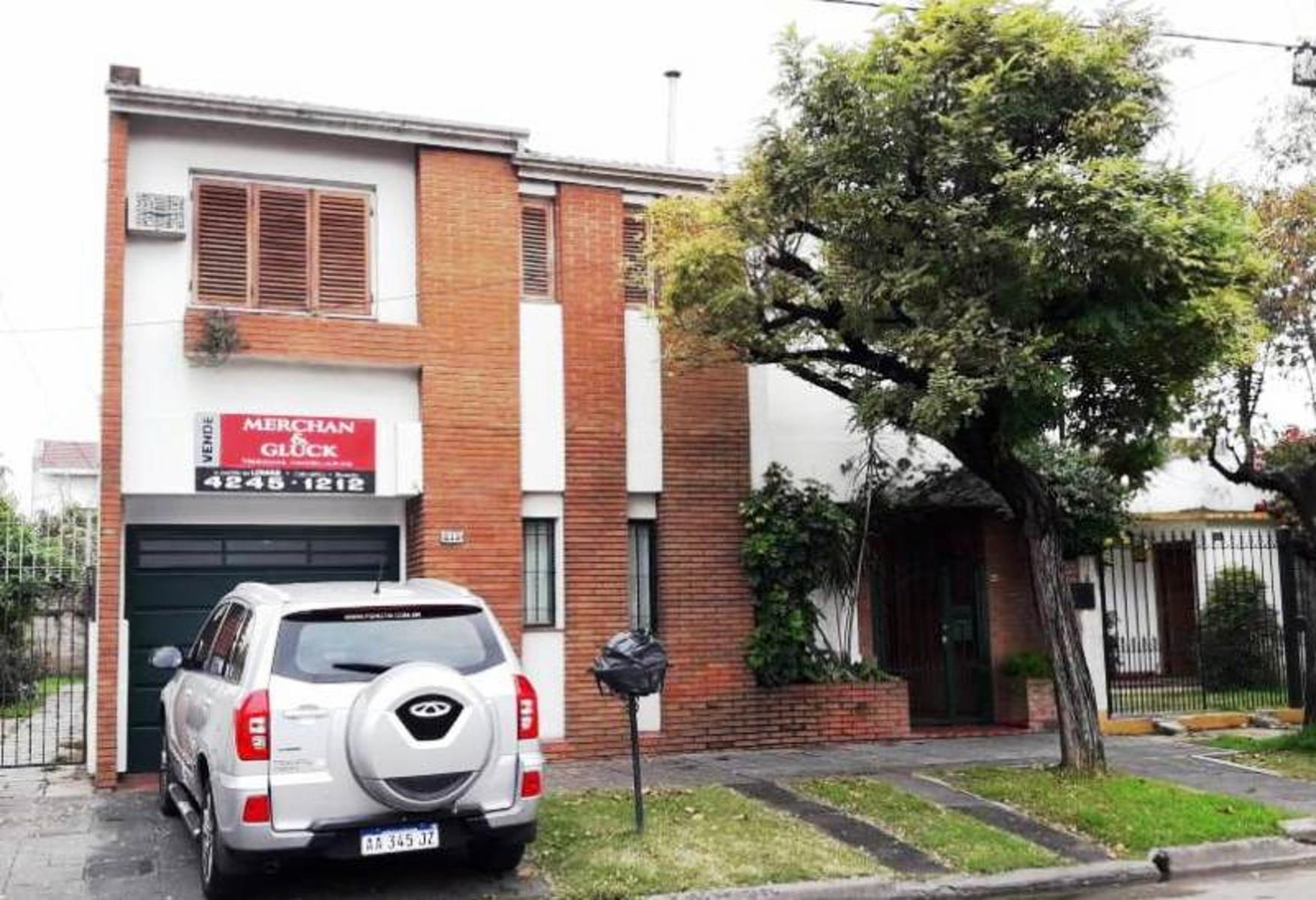 CASA DE 4 AMBIENTES CON PATIO Y COCHERA EN EXCELENTE ESTADO