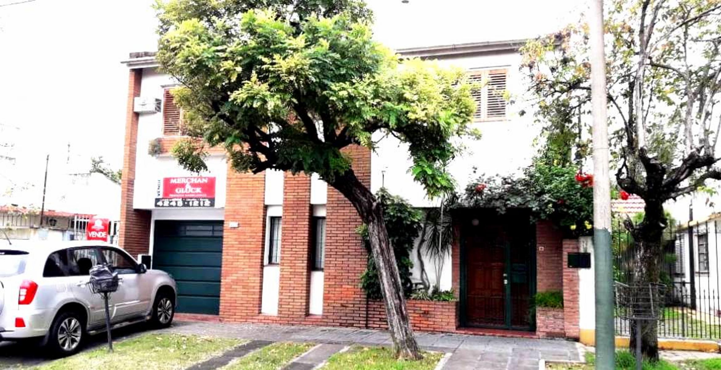 CASA DE 4 AMBIENTES CON PATIO Y COCHERA EN EXCELENTE ESTADO — foto 2