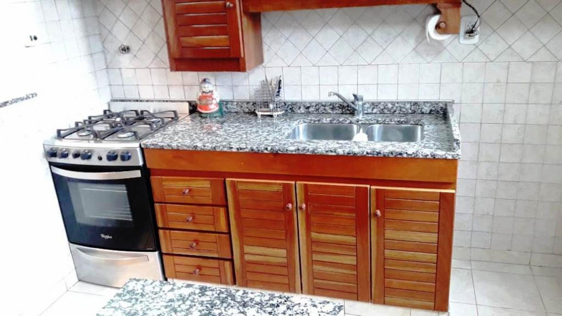 CASA DE 4 AMBIENTES CON PATIO Y COCHERA EN EXCELENTE ESTADO — foto 4