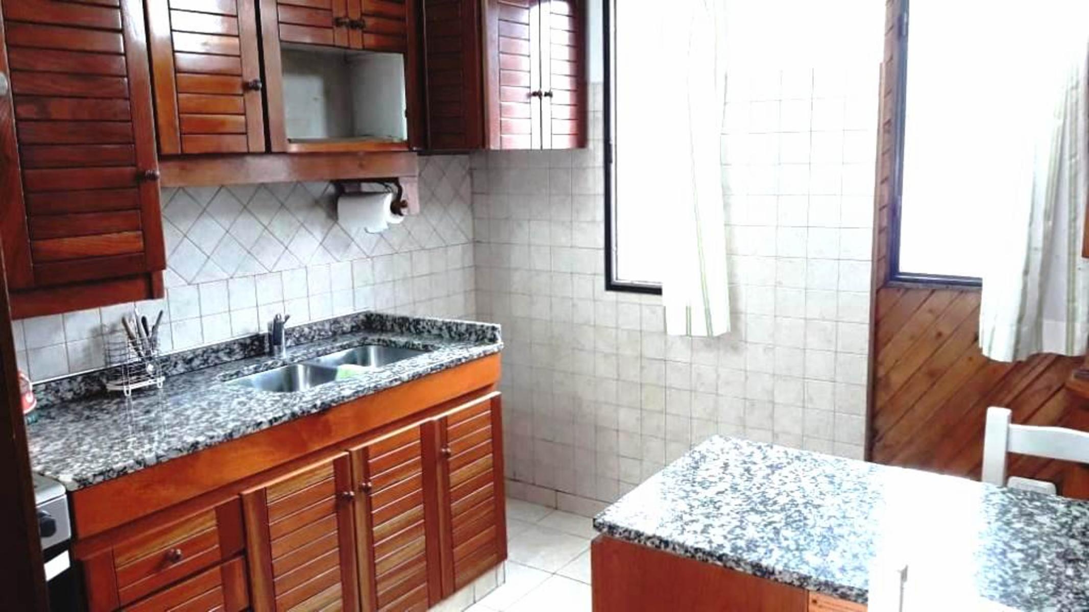 CASA DE 4 AMBIENTES CON PATIO Y COCHERA EN EXCELENTE ESTADO — foto 6