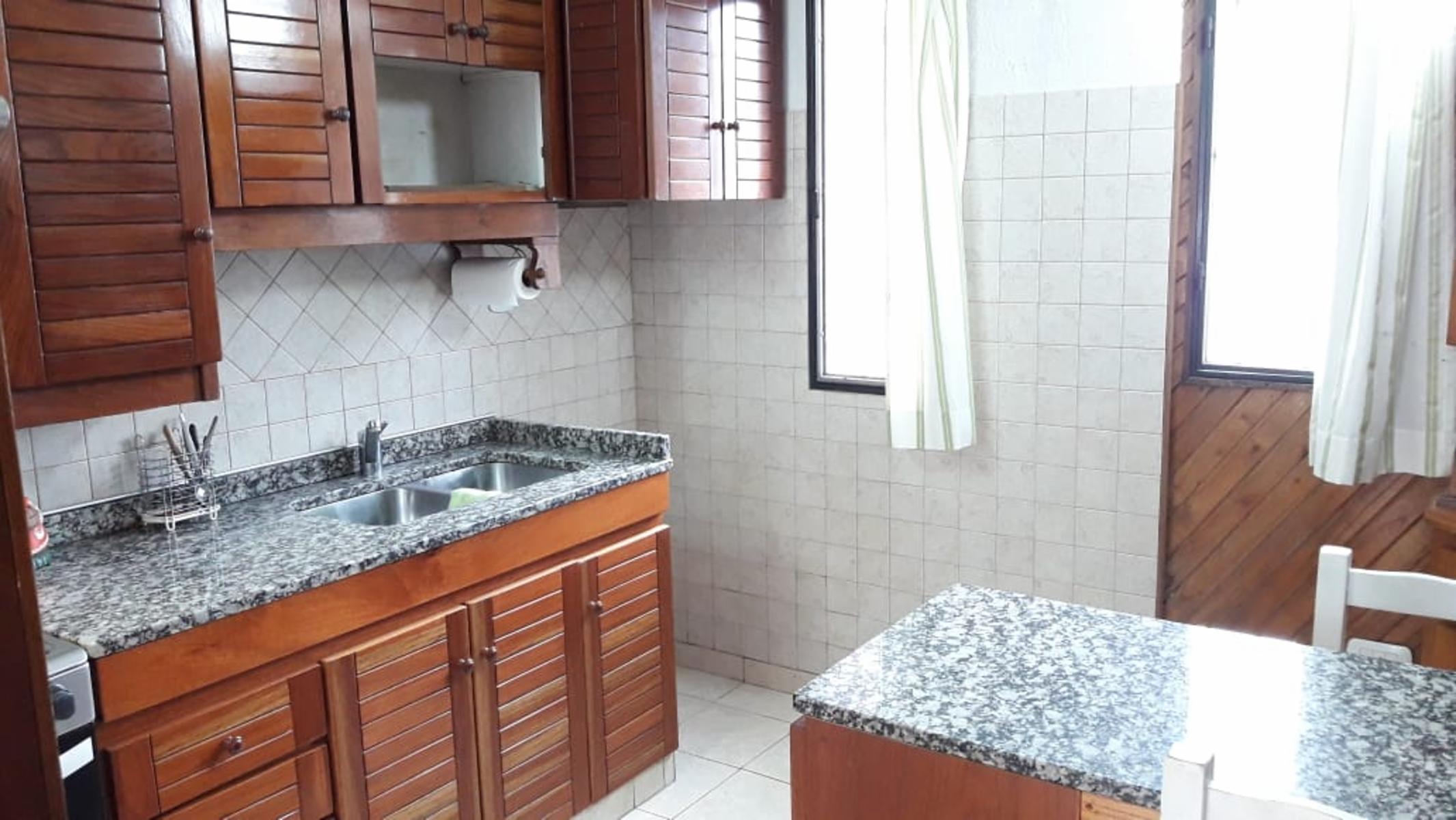 CASA DE 4 AMBIENTES CON PATIO Y COCHERA EN EXCELENTE ESTADO — foto 8