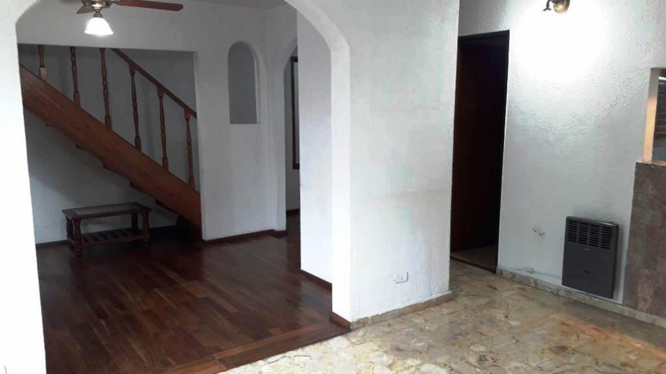 CASA DE 4 AMBIENTES CON PATIO Y COCHERA EN EXCELENTE ESTADO — foto 15