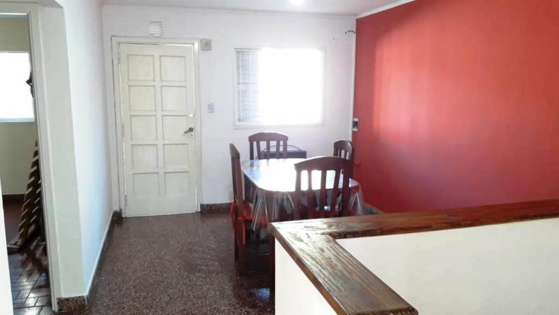 PH AL FRENTE DE 3 AMBIENTES CON GARAGE Y AMPLIO JARDIN — foto 3