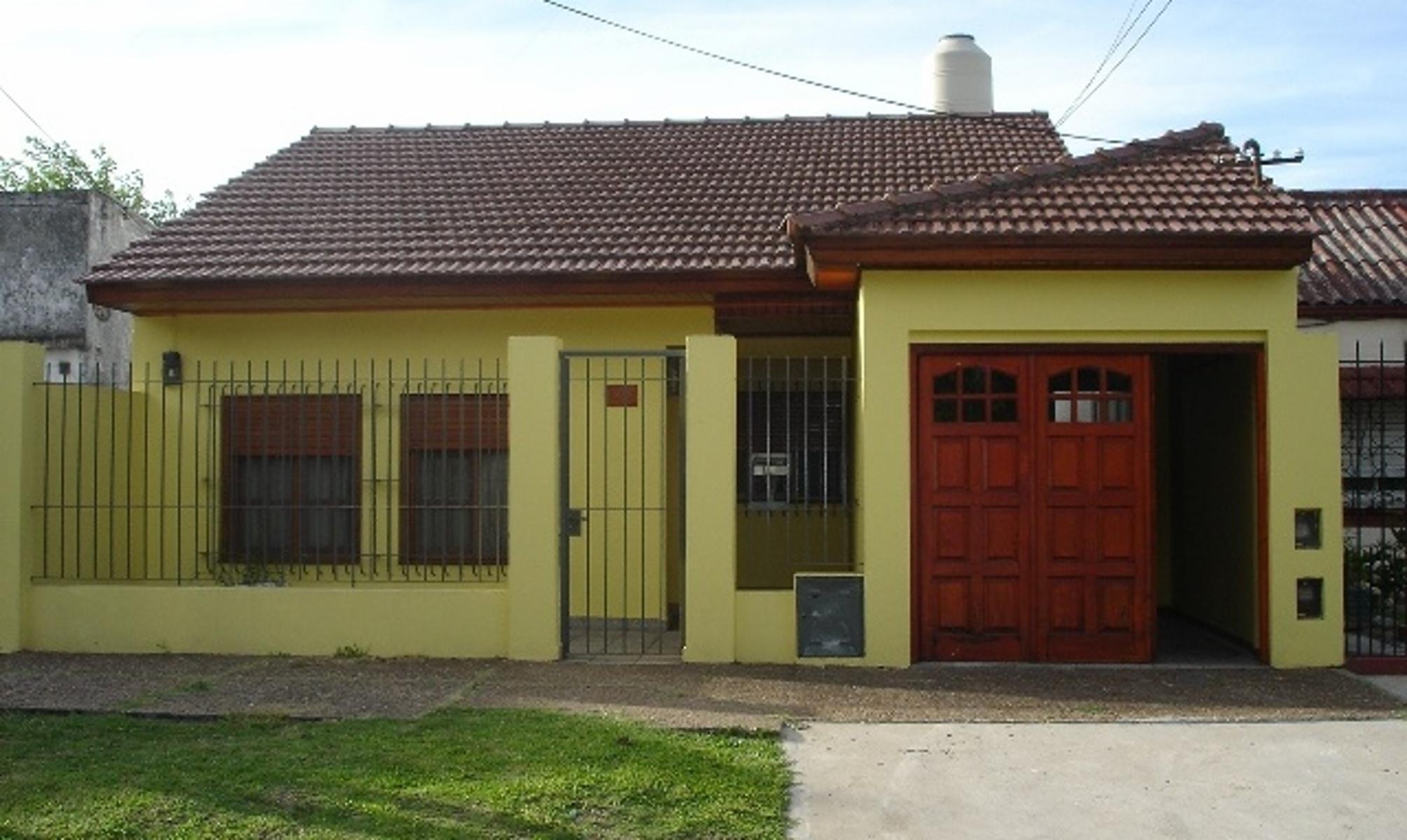 CASA DESARROLLADA SOBRE AMPLIO LOTE DE 8,66 X 43,30.