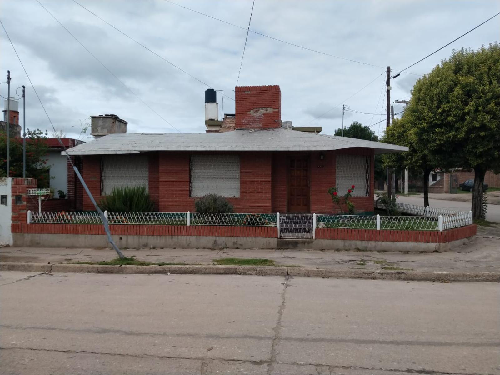 PROPIEDAD EN VENTA - CHALET ESQUINA, COSQUIN