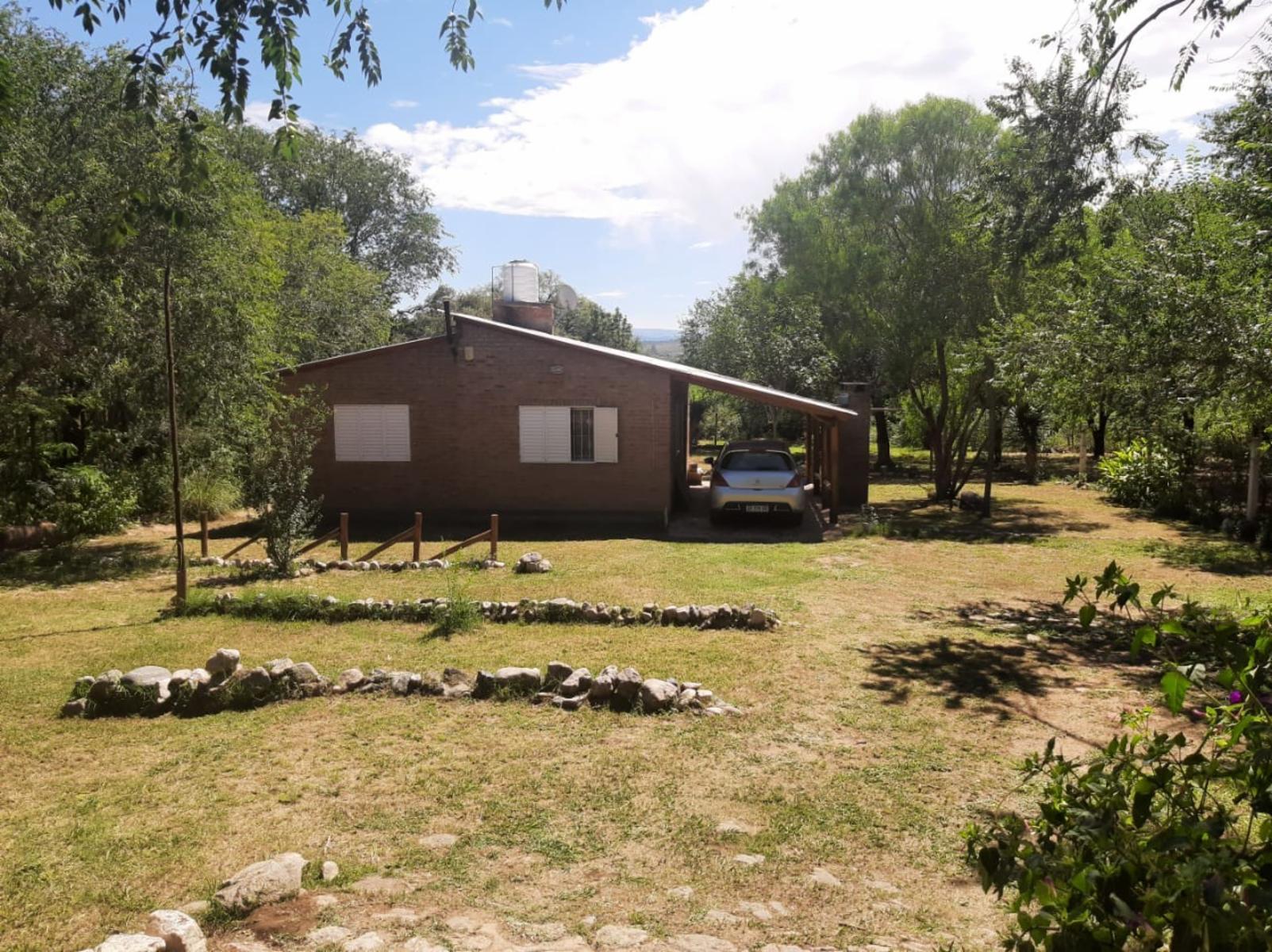 PROPIEDAD CON GRAN PARQUE - COSQUIN
