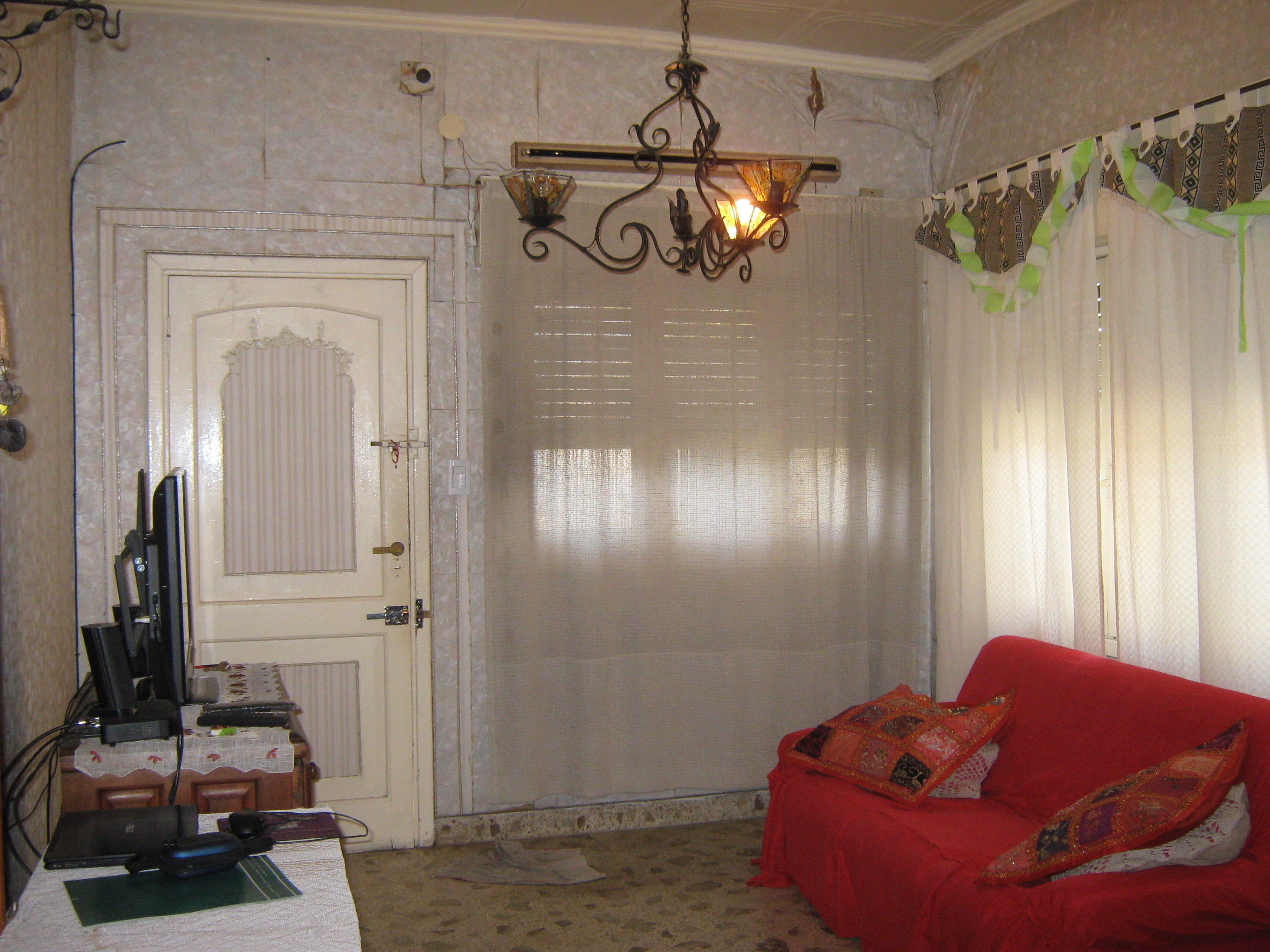 MORON SUR. VENTA CASA 3 AMBIENTES + DPTO. CON ENTRADA PROPIA 2 AMB. SOBRE GGE. IDEAL 2 FLIAS. O RENTA — foto 2