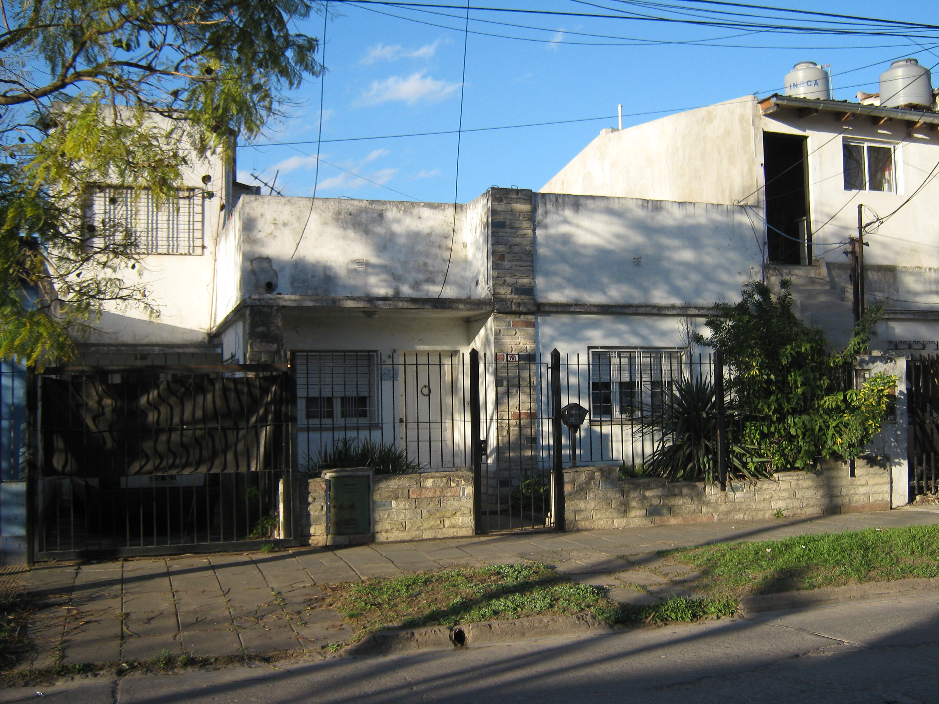 MORON SUR. VENTA CASA 3 AMBIENTES + DPTO. CON ENTRADA PROPIA 2 AMB. SOBRE GGE. IDEAL 2 FLIAS. O RENTA — foto 4