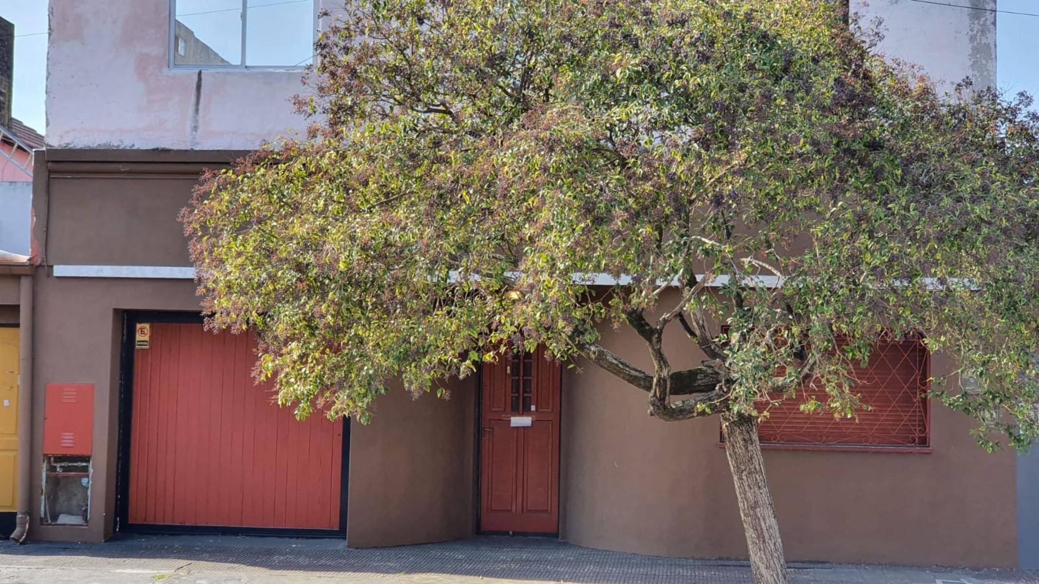 Vivienda apta 2/3familias particular o comercial