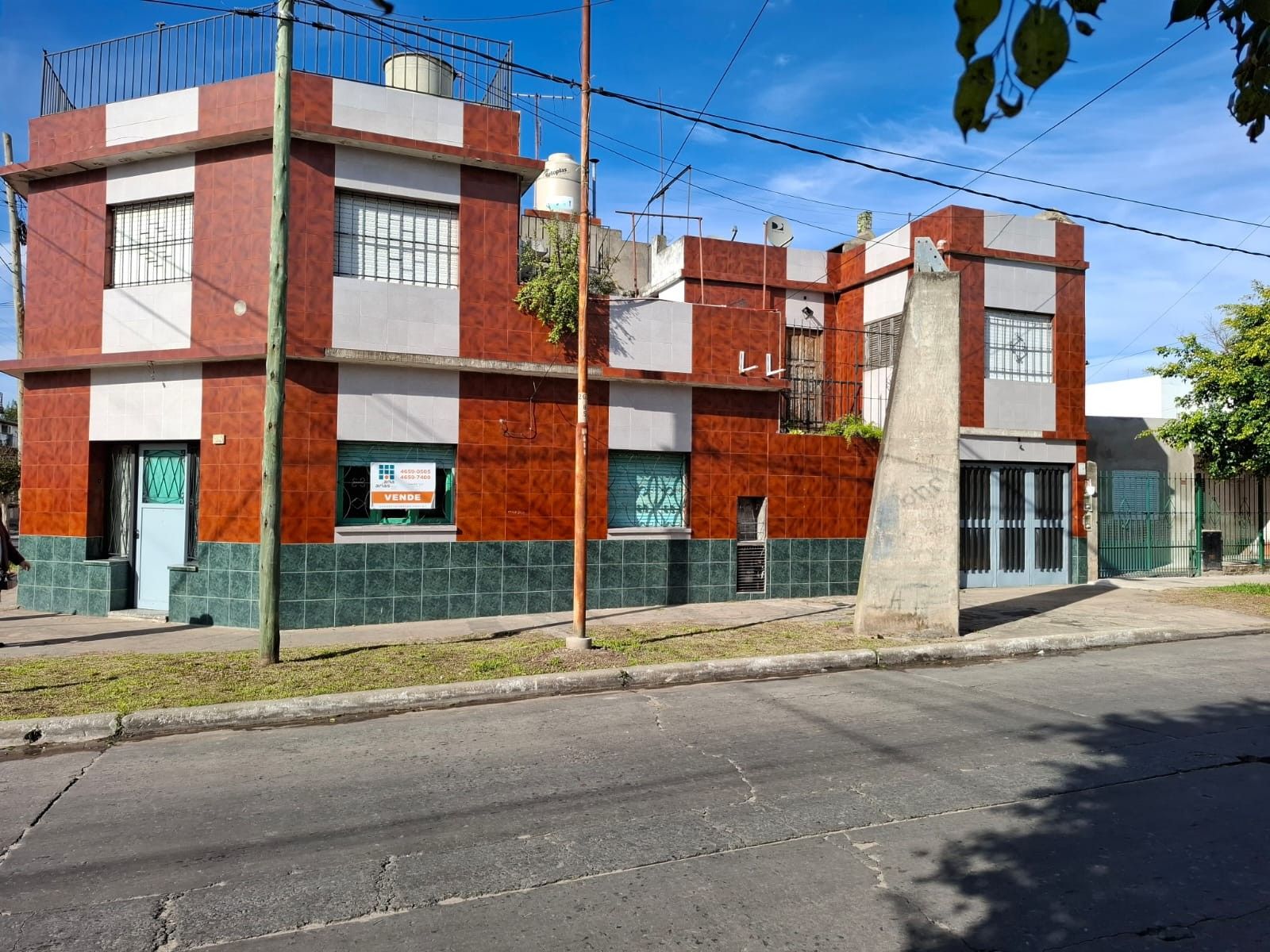 Casa + 2 Dtos. en Planta Alta Lote esquina de 101 m2.